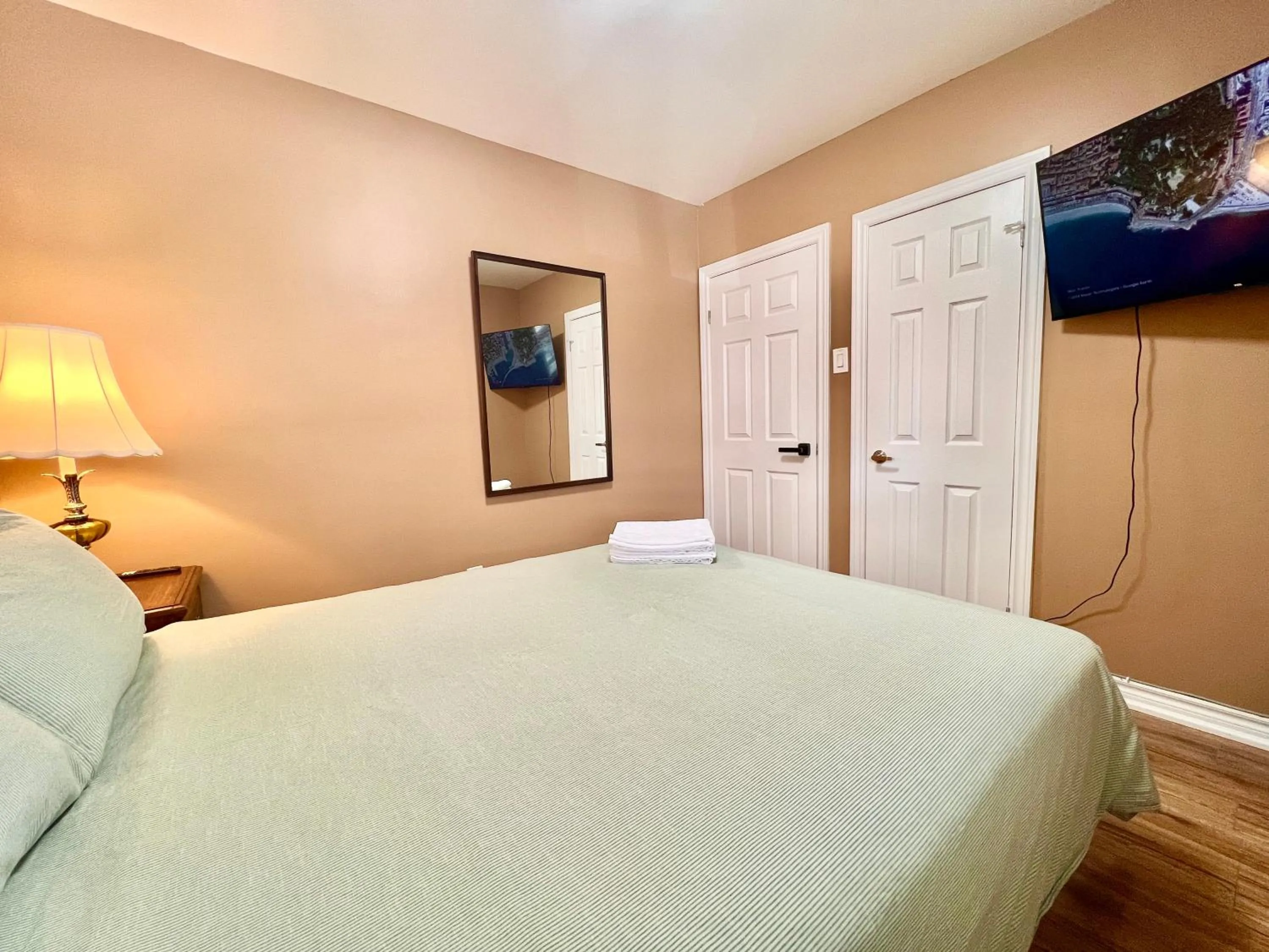 Bed in Renovated Rooms 10-min to Finch Subway Near Yonge St