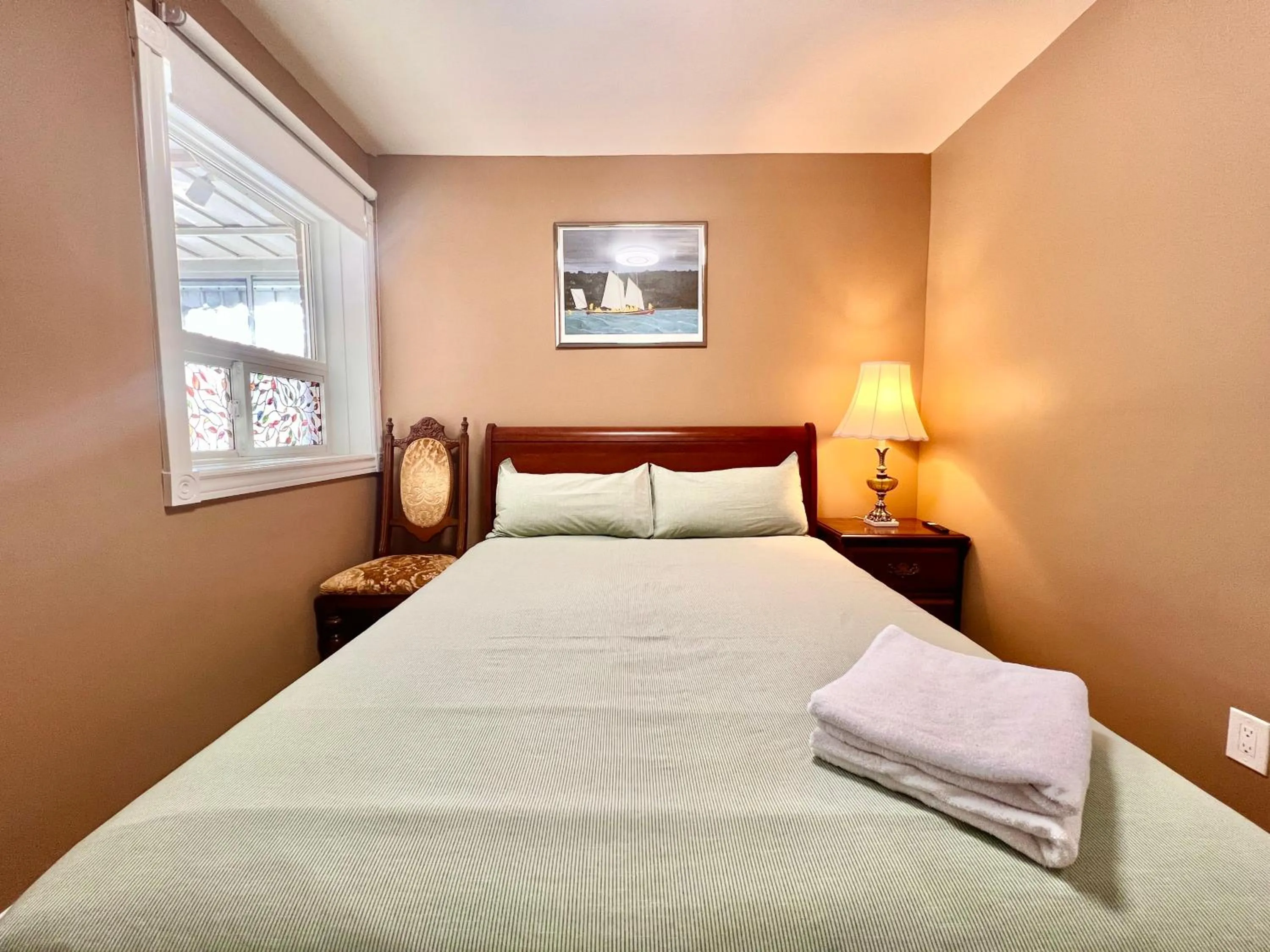 Bed in Renovated Rooms 10-min to Finch Subway Near Yonge St