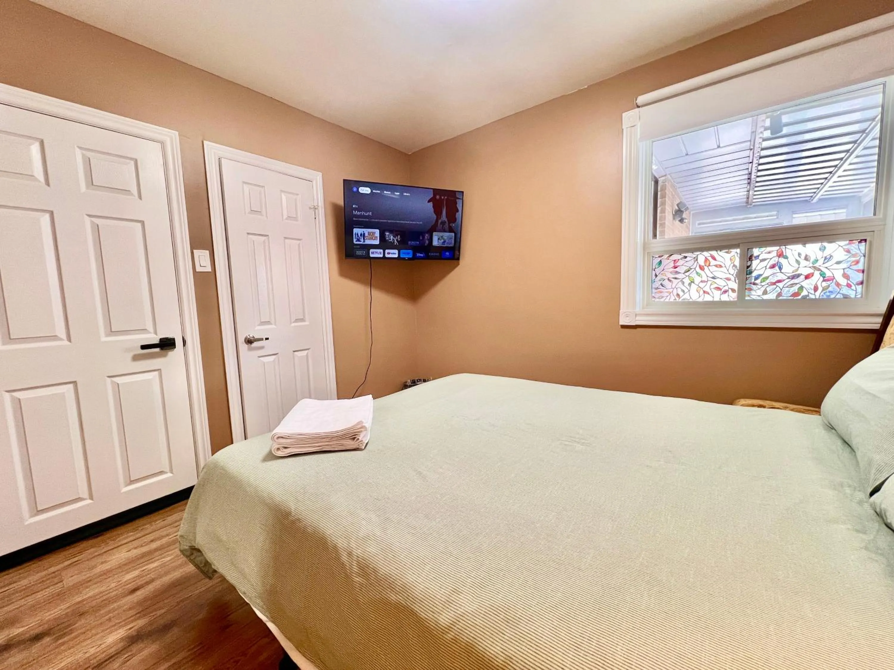 Bed in Renovated Rooms 10-min to Finch Subway Near Yonge St