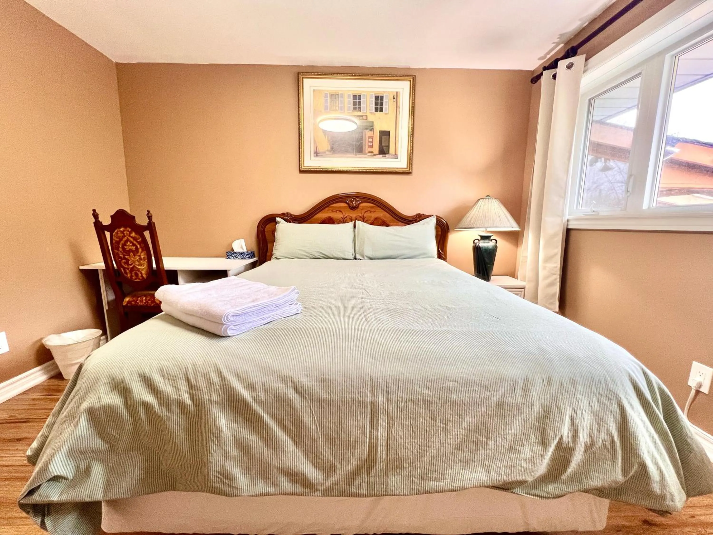 Bed in Renovated Rooms 10-min to Finch Subway Near Yonge St