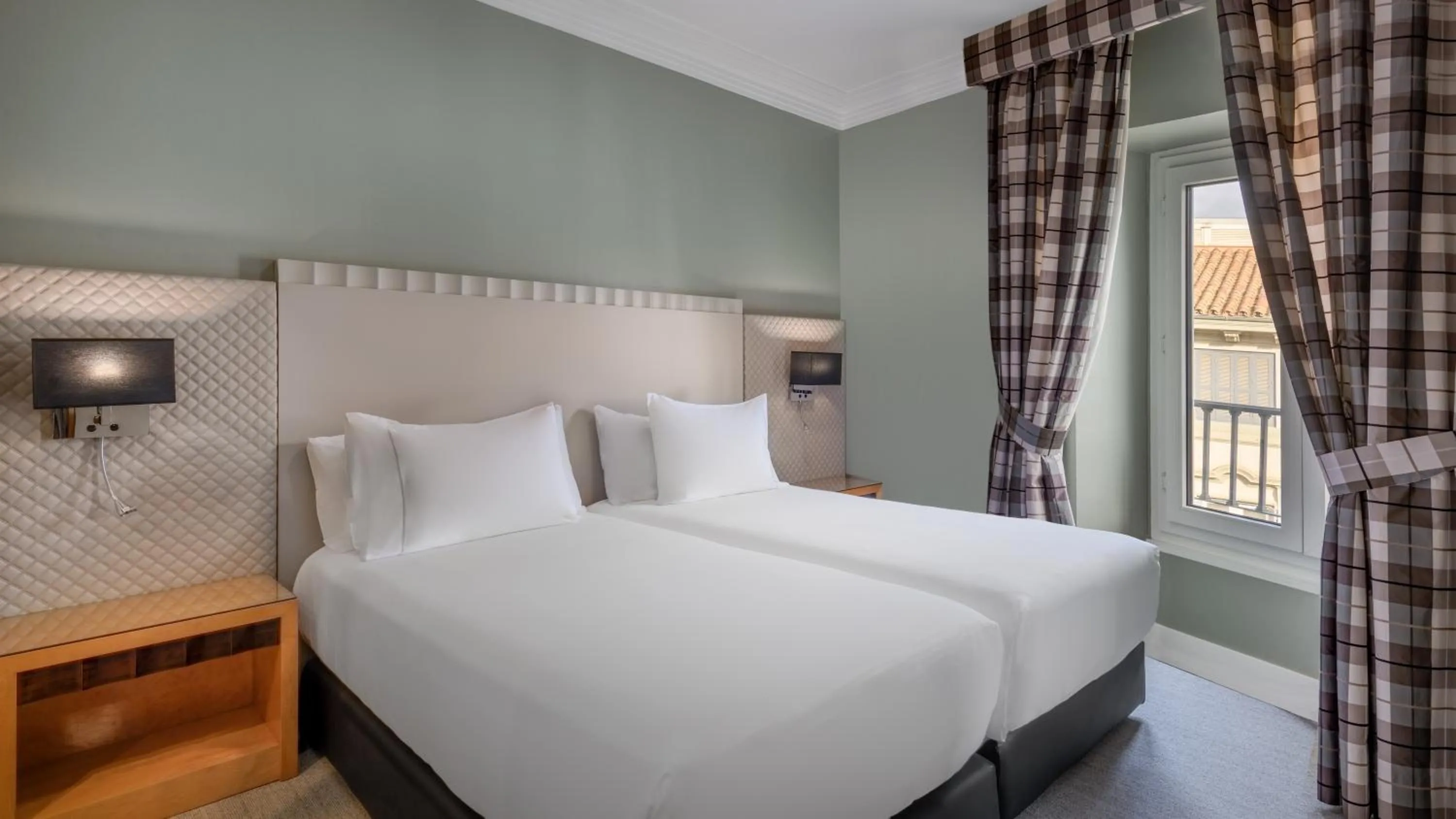 View (from property/room), Bed in Hotel Larios Málaga