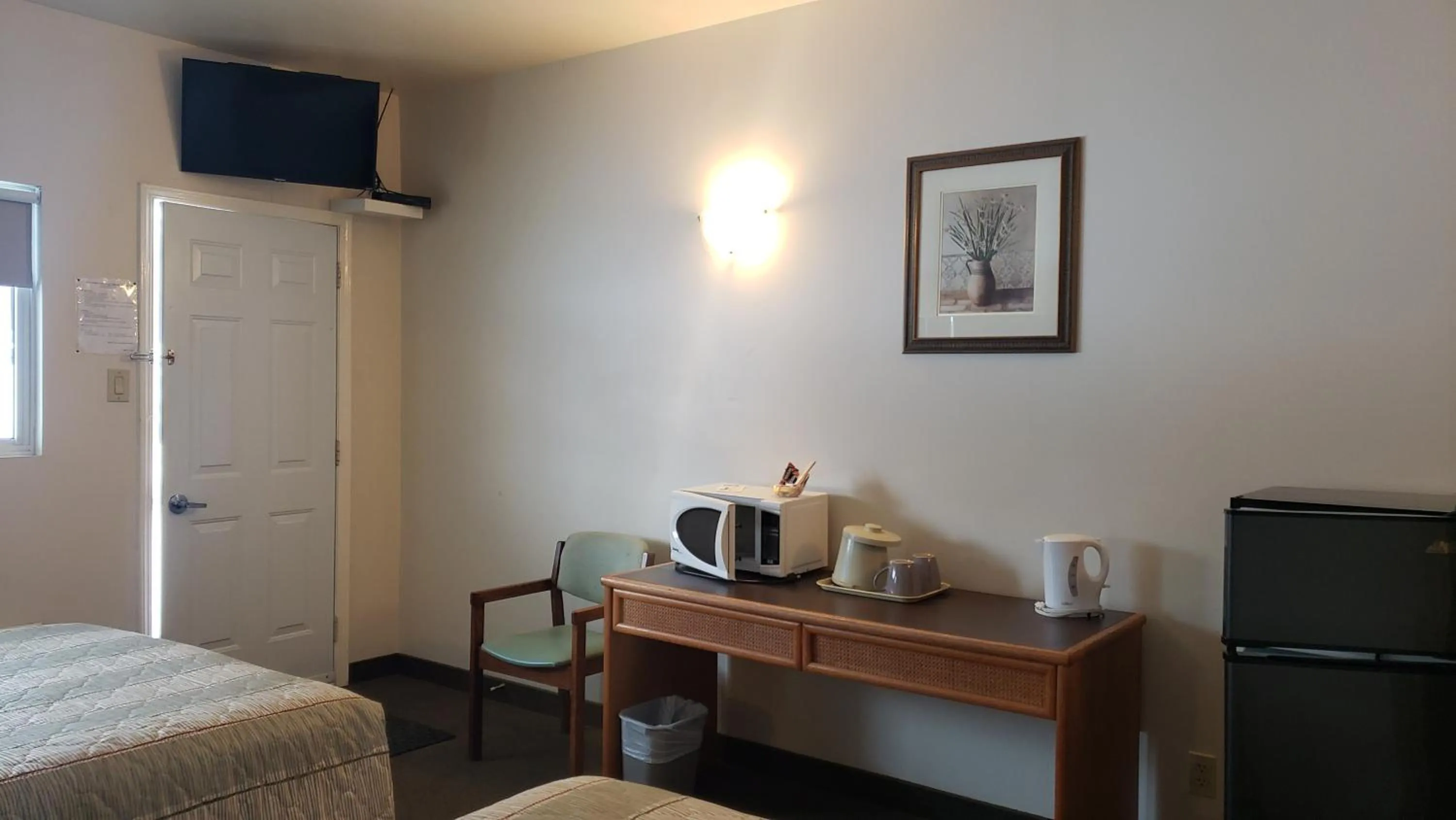 minibar, Bed in Calabogie Motor Inn