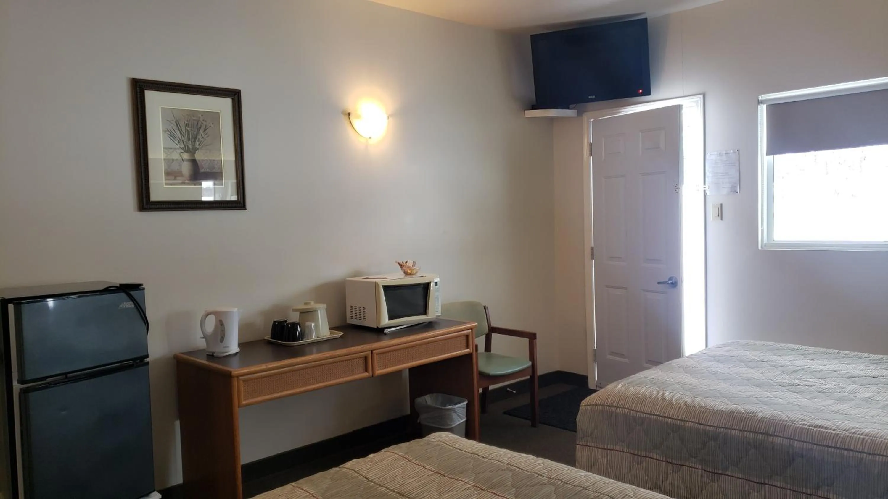 minibar, Bed in Calabogie Motor Inn