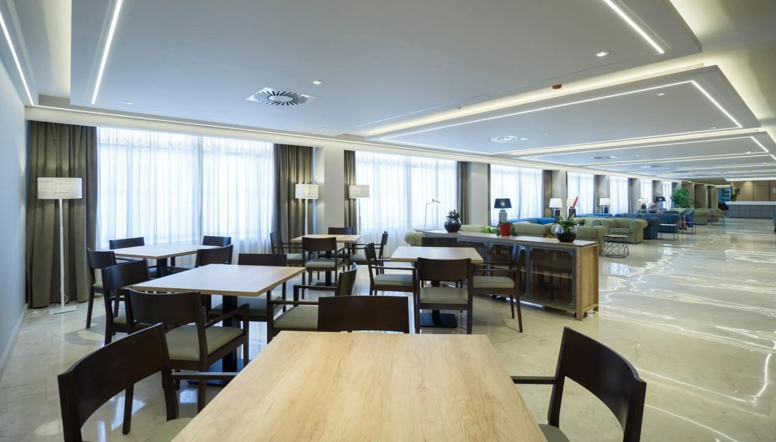 Communal lounge/ TV room in Hotel Apartamentos Pyr Fuengirola