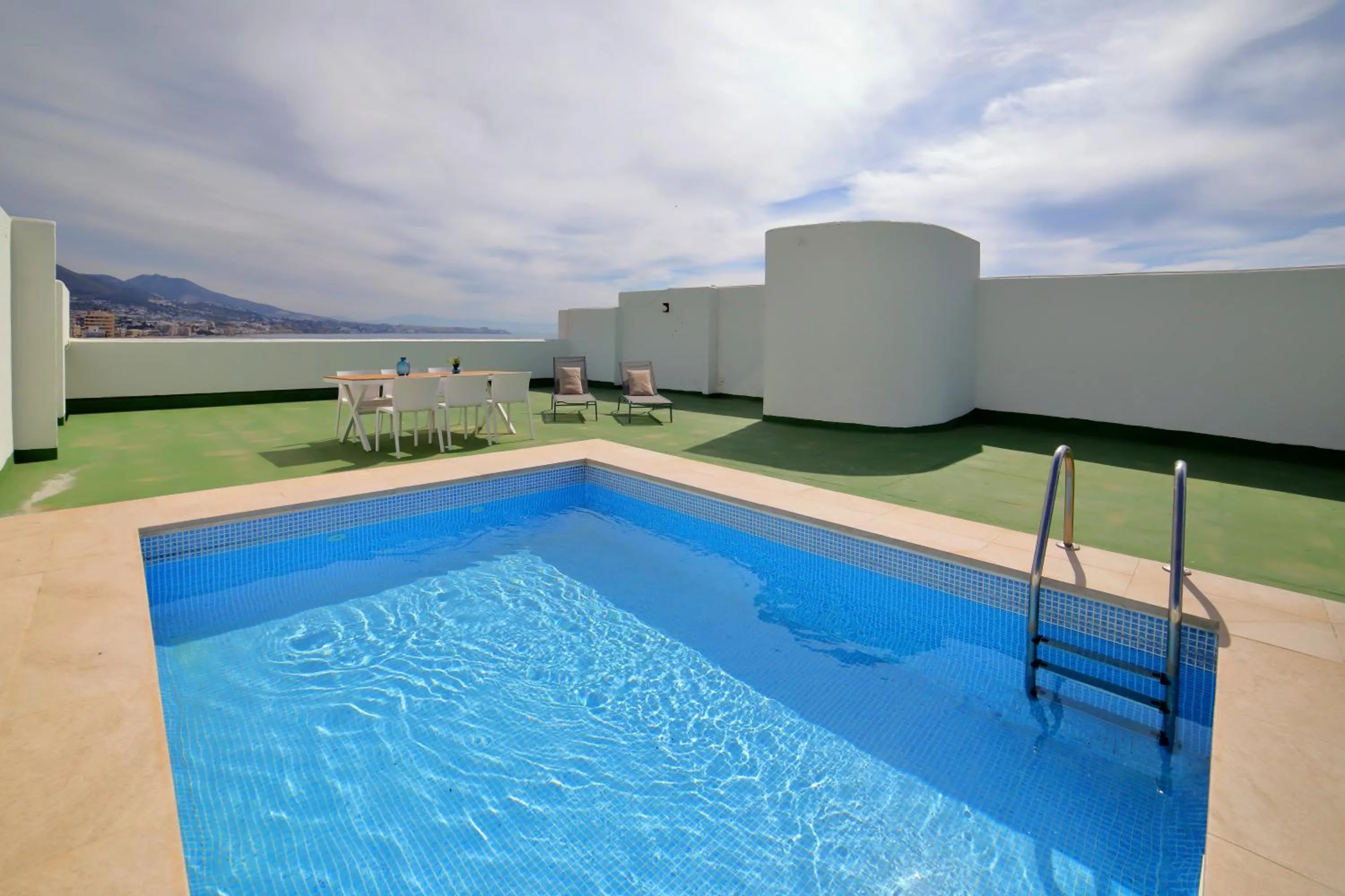 Swimming pool in Hotel Apartamentos Pyr Fuengirola