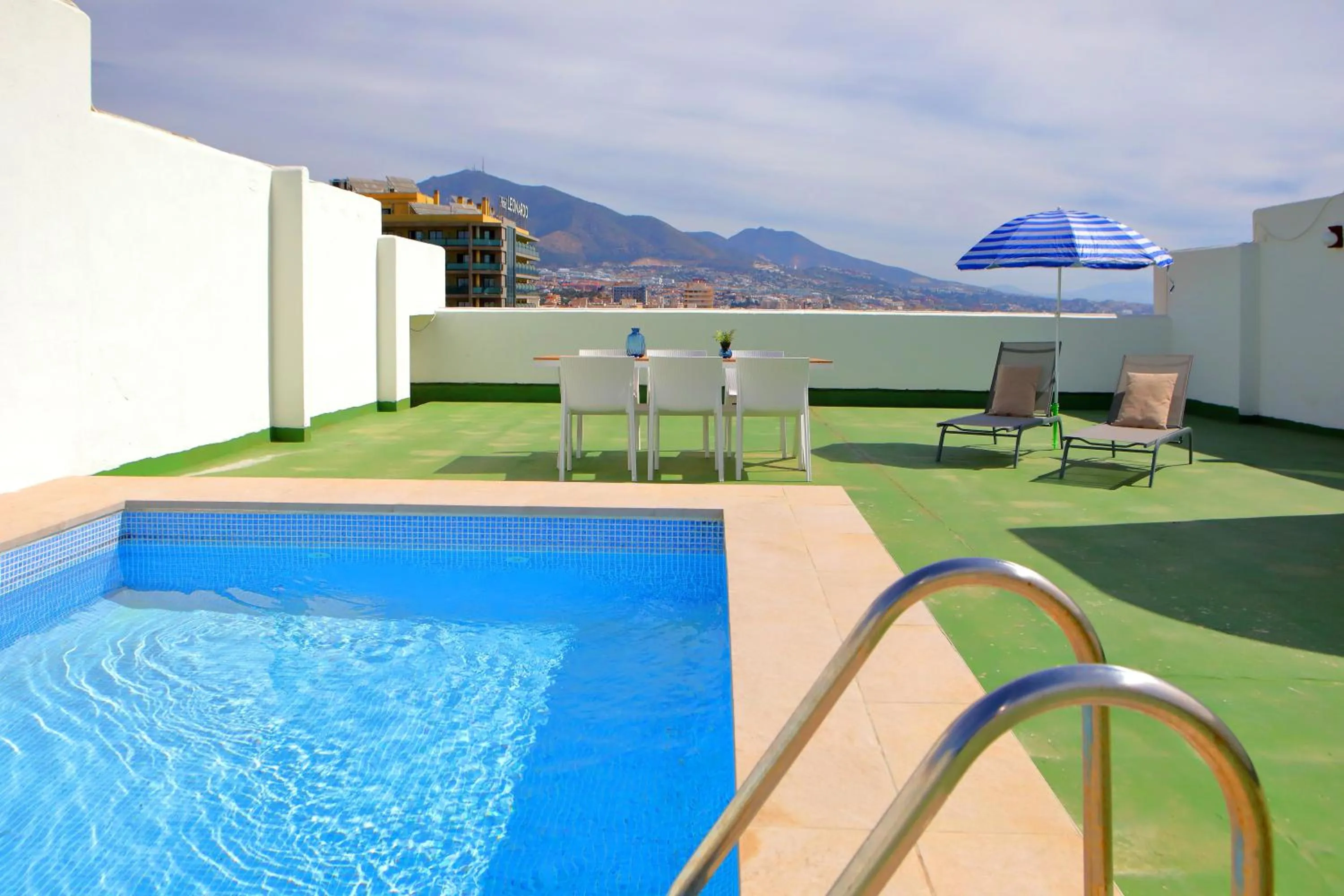 Swimming pool in Hotel Apartamentos Pyr Fuengirola