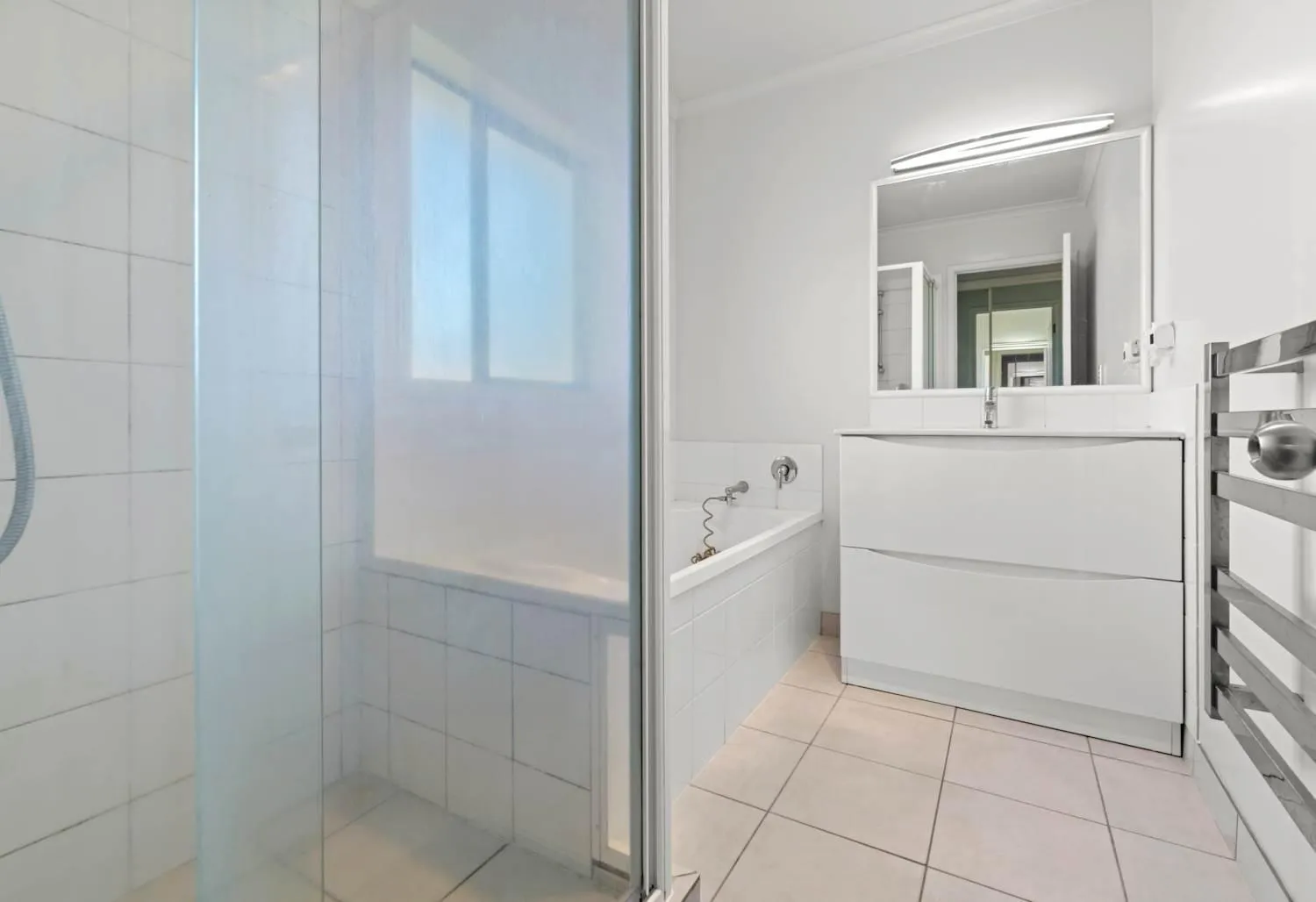 Shower in Botany Palms Motel