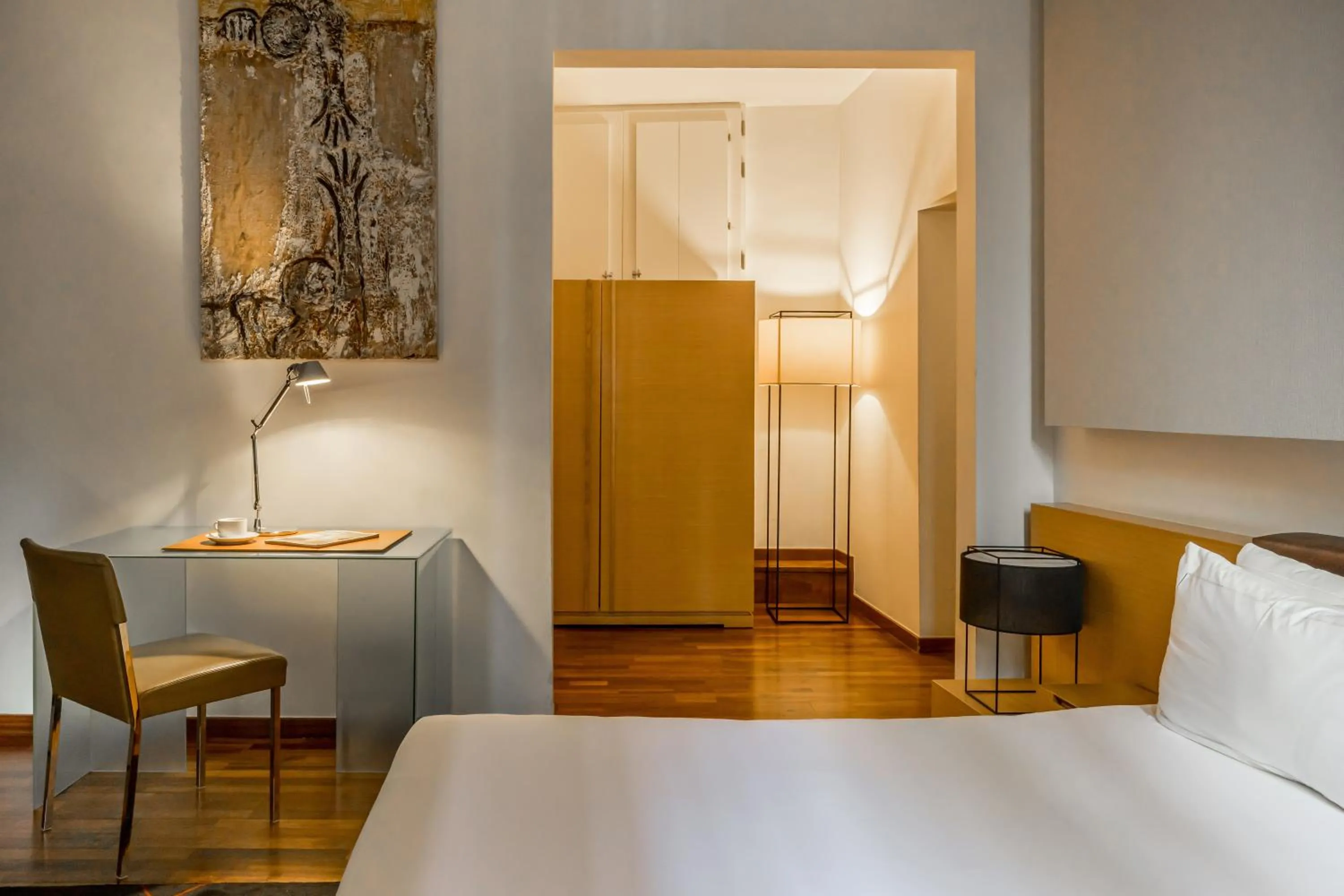 Seating area, Bed in Mercer House Bòria BCN