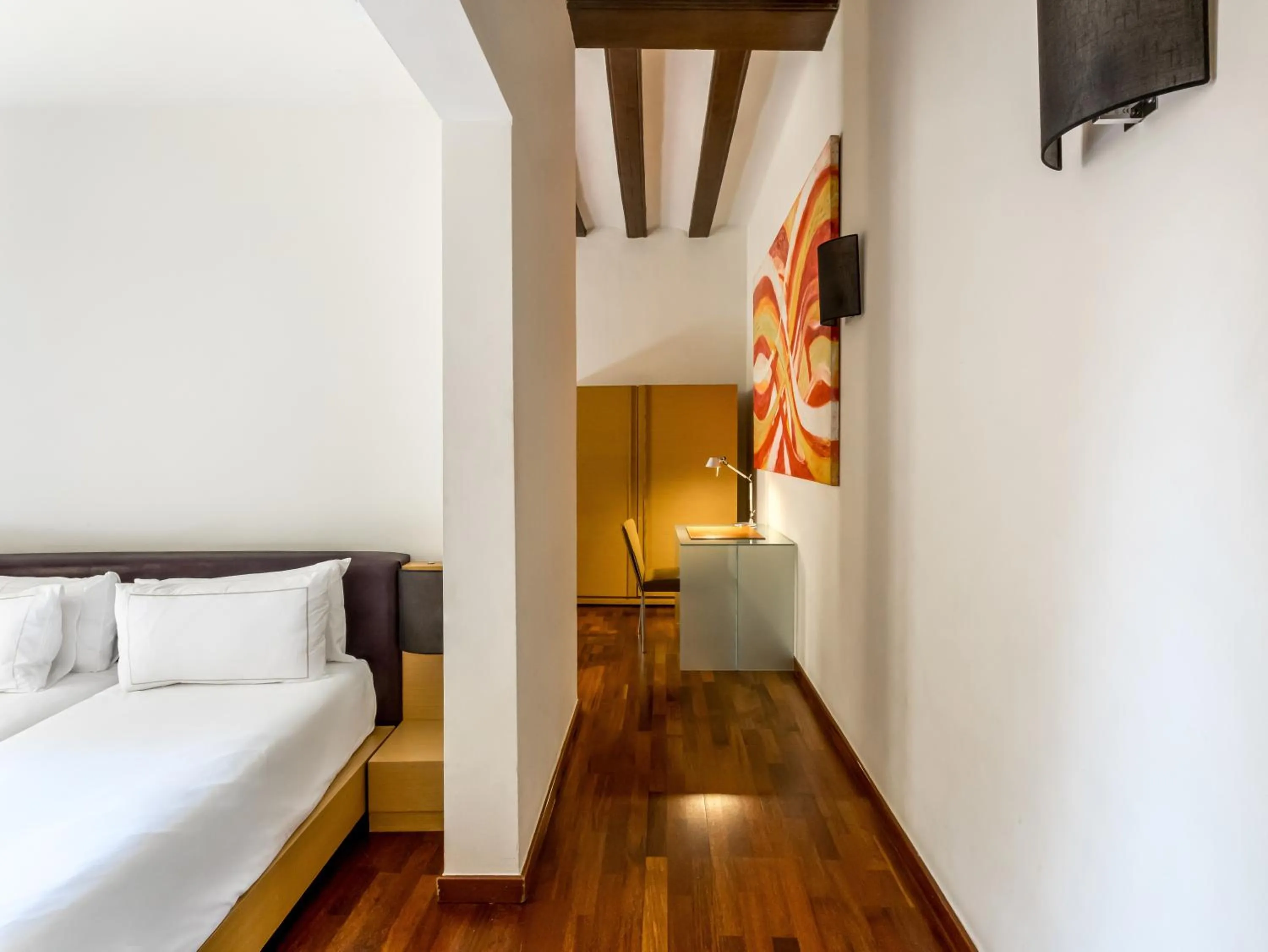 Seating area, Bed in Mercer House Bòria BCN