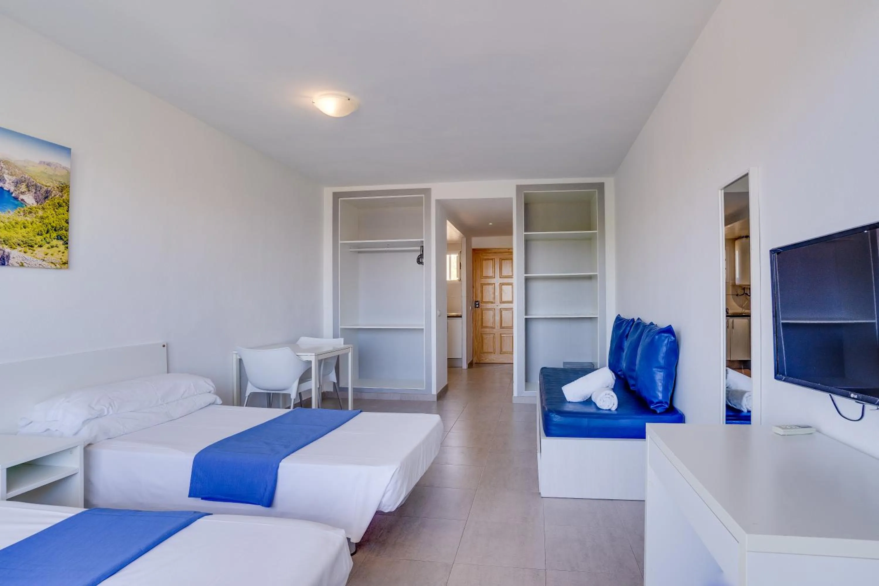 Living room, Bed in Las Palomas Apartments Econotels