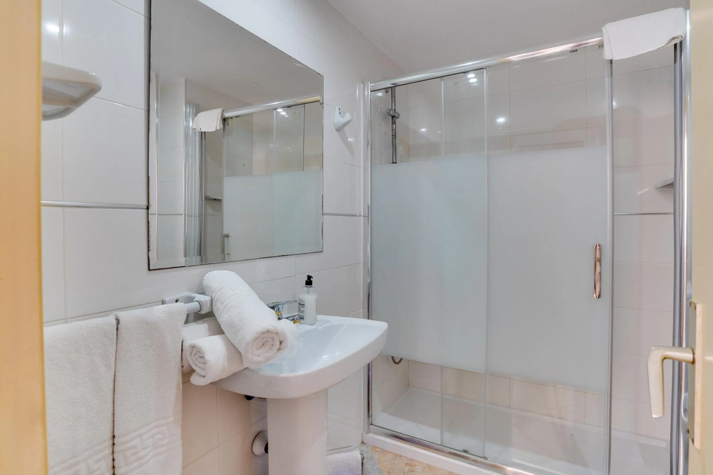 Bathroom in Las Palomas Apartments Econotels