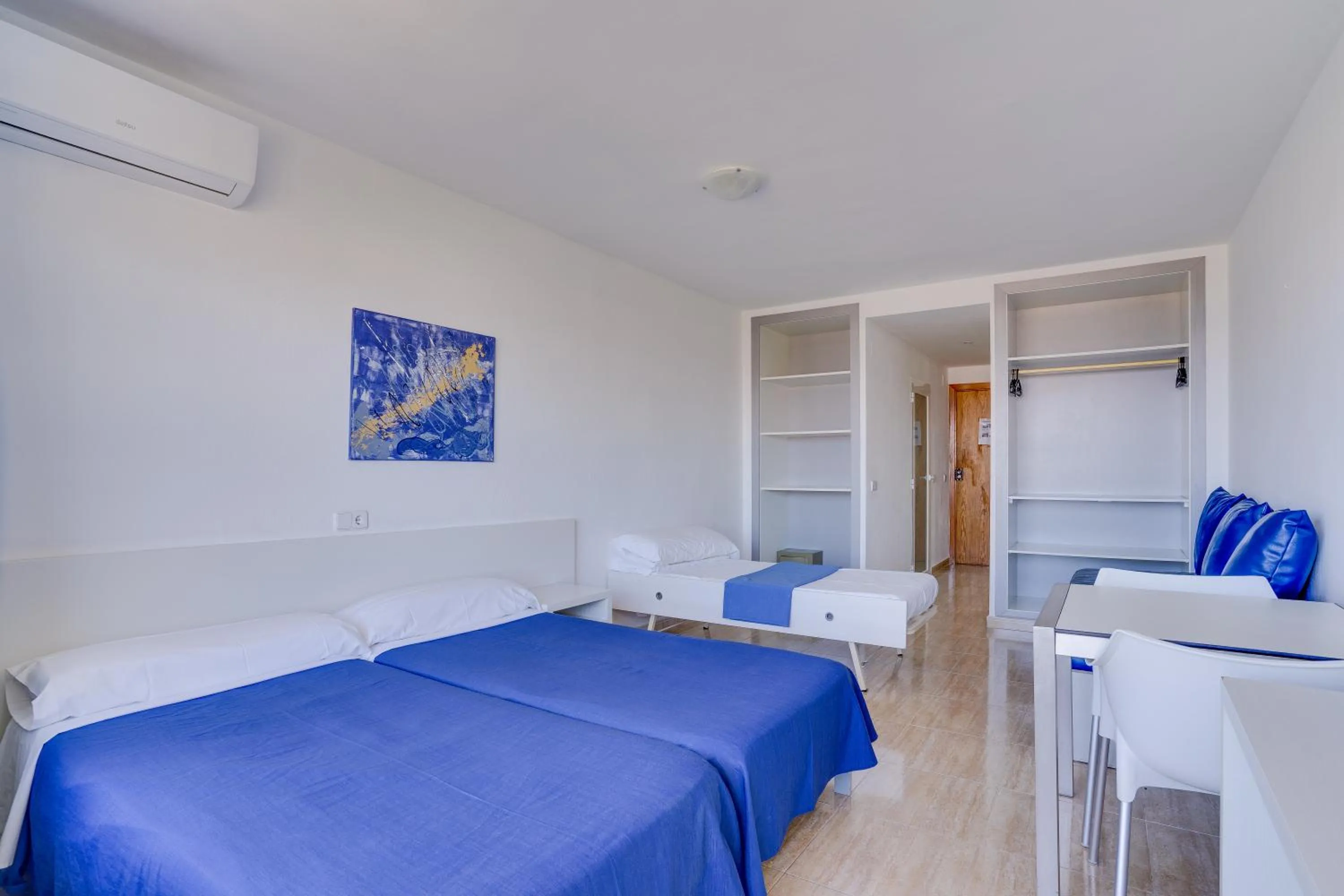 Bedroom, Bed in Las Palomas Apartments Econotels