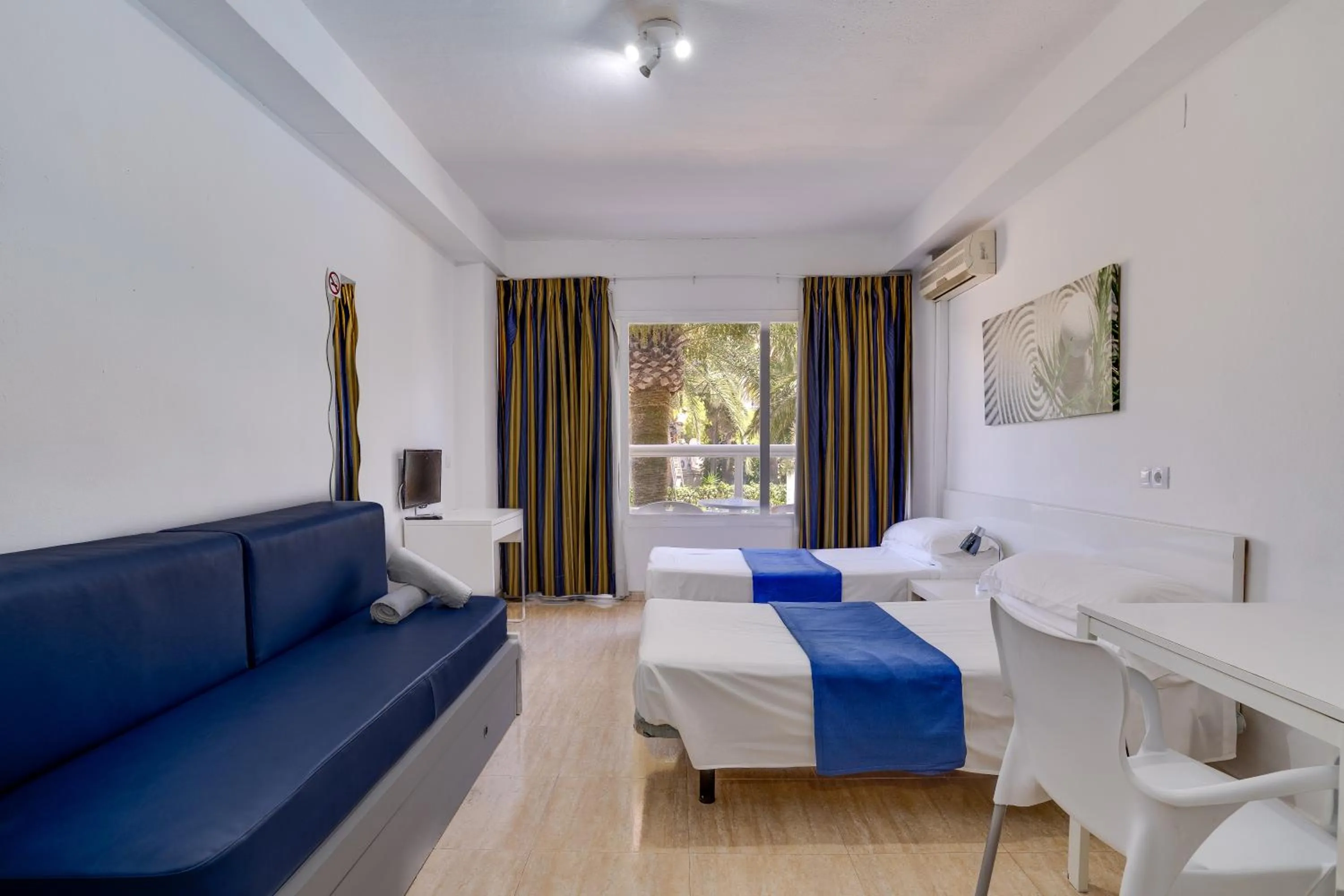 Living room, Bed in Las Palomas Apartments Econotels