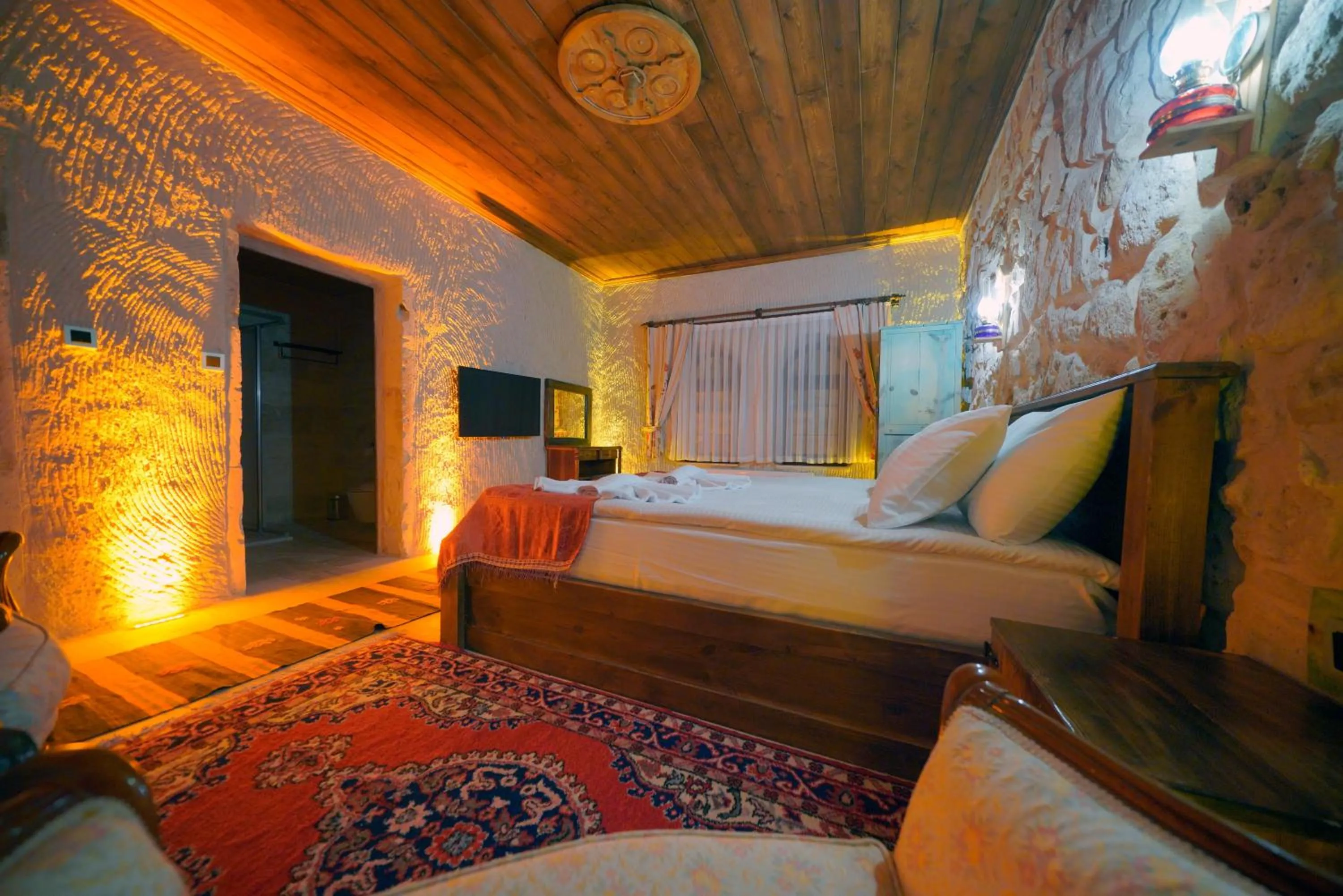 Communal lounge/ TV room, Bed in Babili Cappadocia Cave