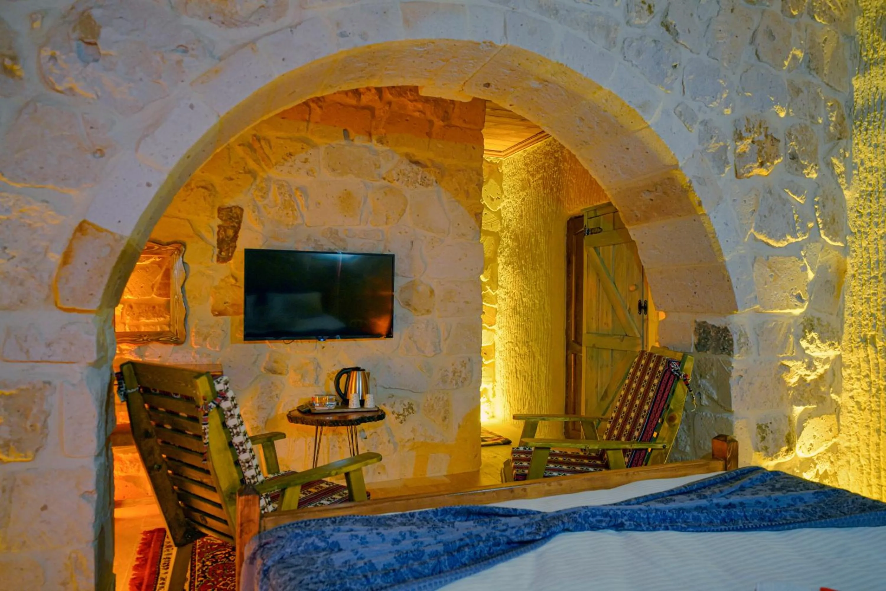 Communal lounge/ TV room, Bed in Babili Cappadocia Cave