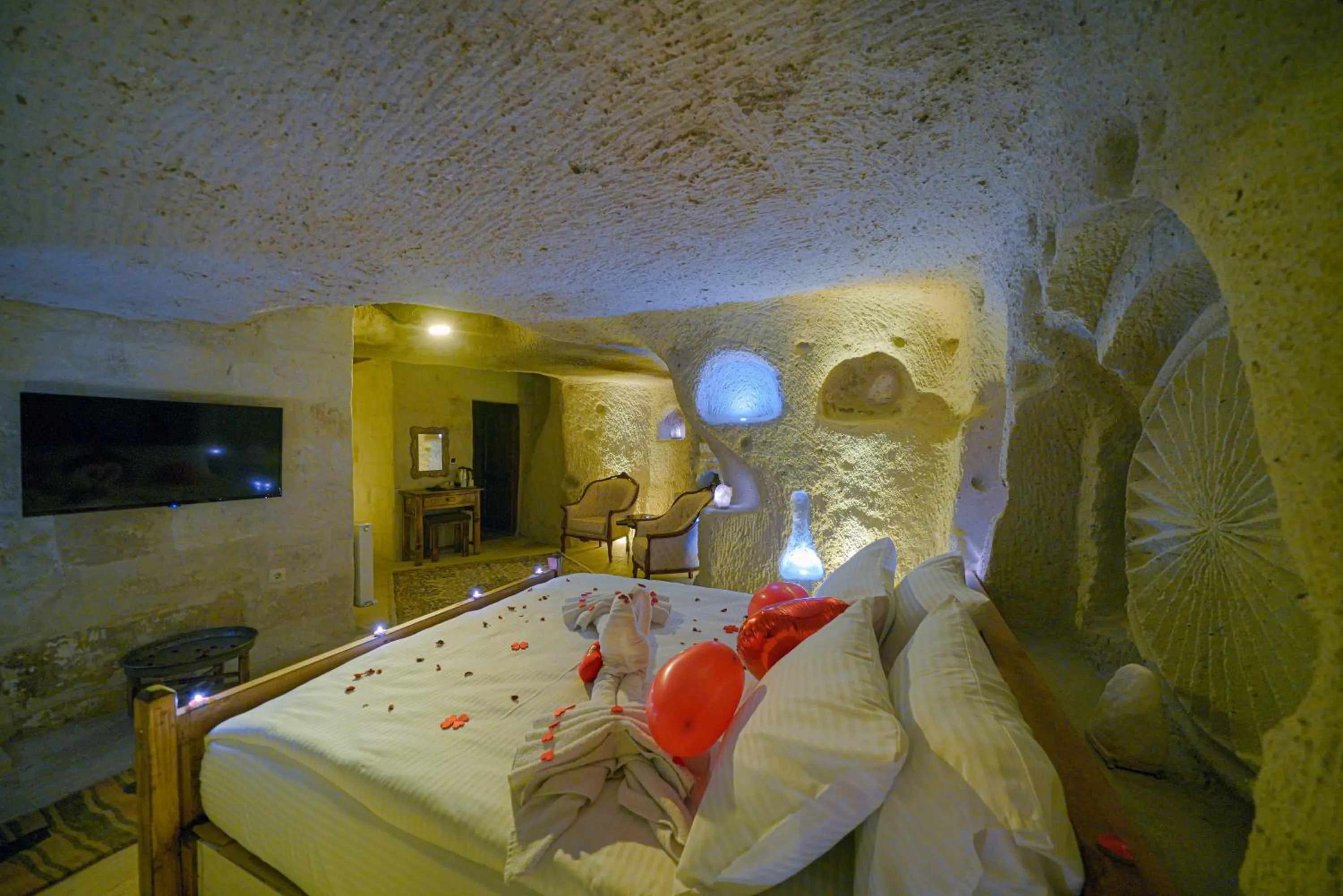 Communal lounge/ TV room, Bed in Babili Cappadocia Cave