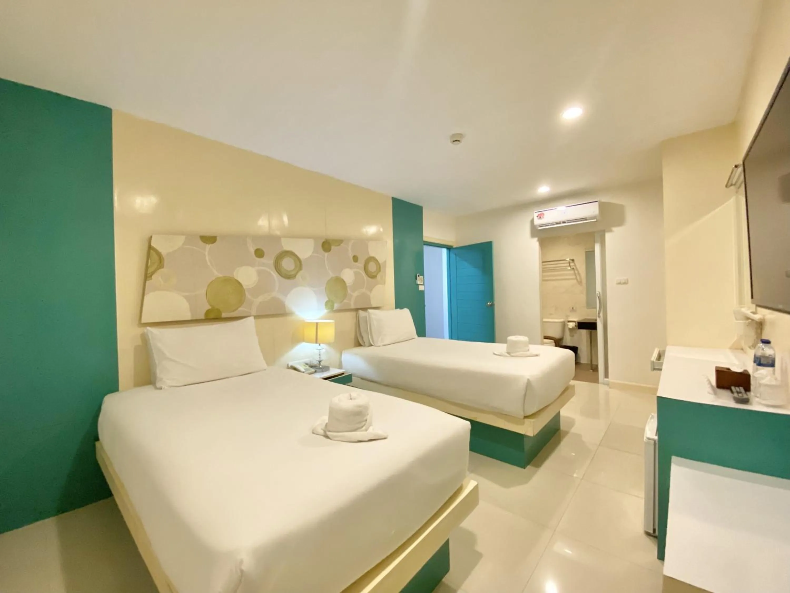 Photo of the whole room, Bed in Patong Platinum