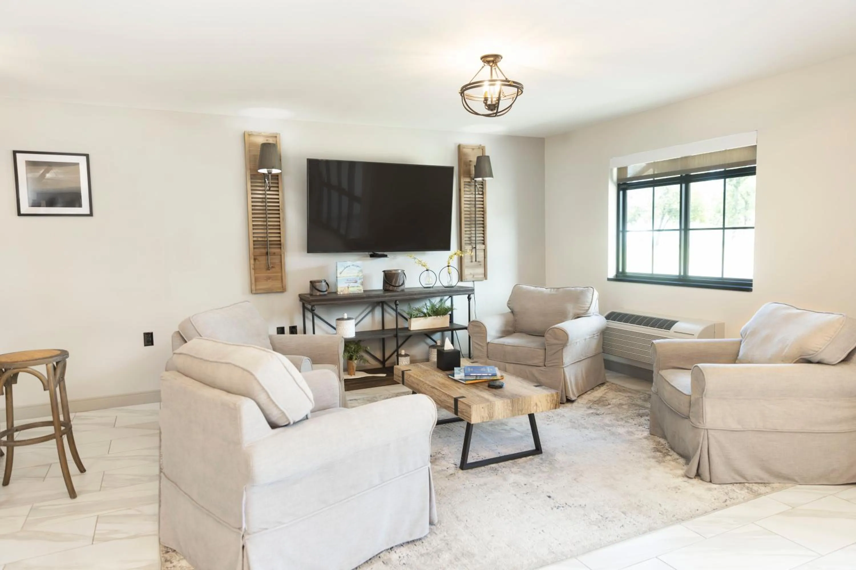 Communal lounge/ TV room in The Farmstead Hotel