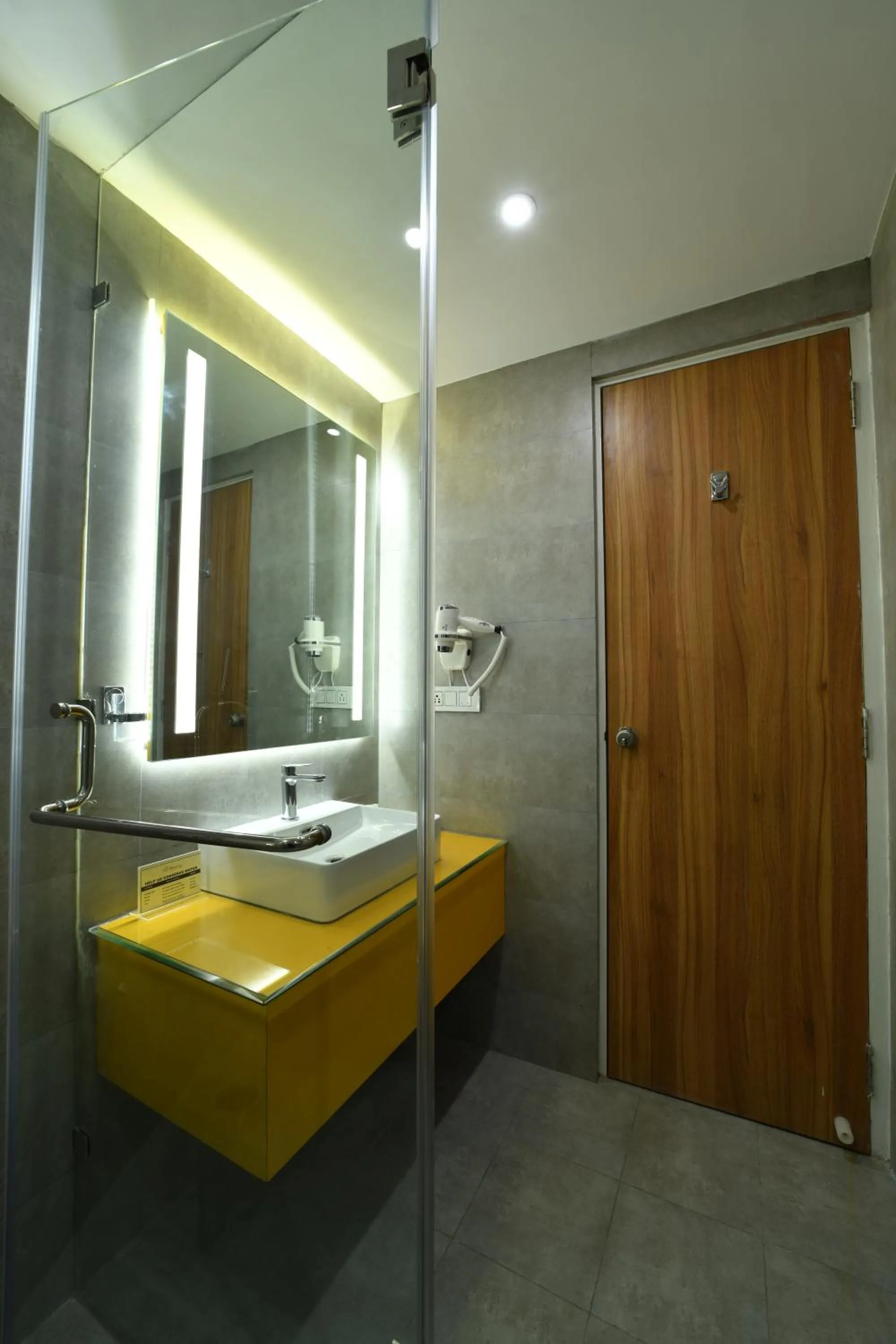 Bathroom in The President Hotel, kumarapark