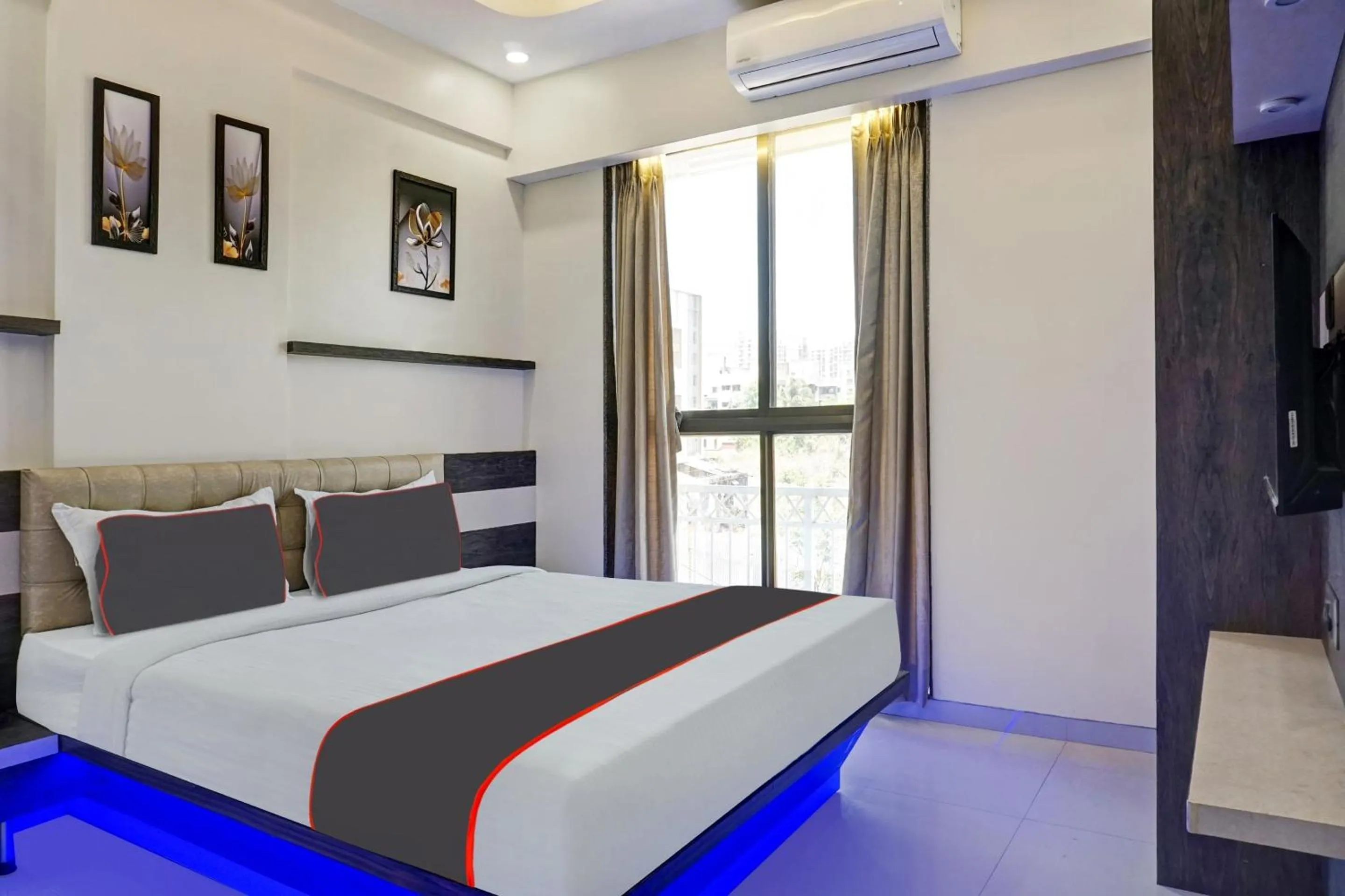 Bedroom, Bed in Super Townhouse Poona Royal