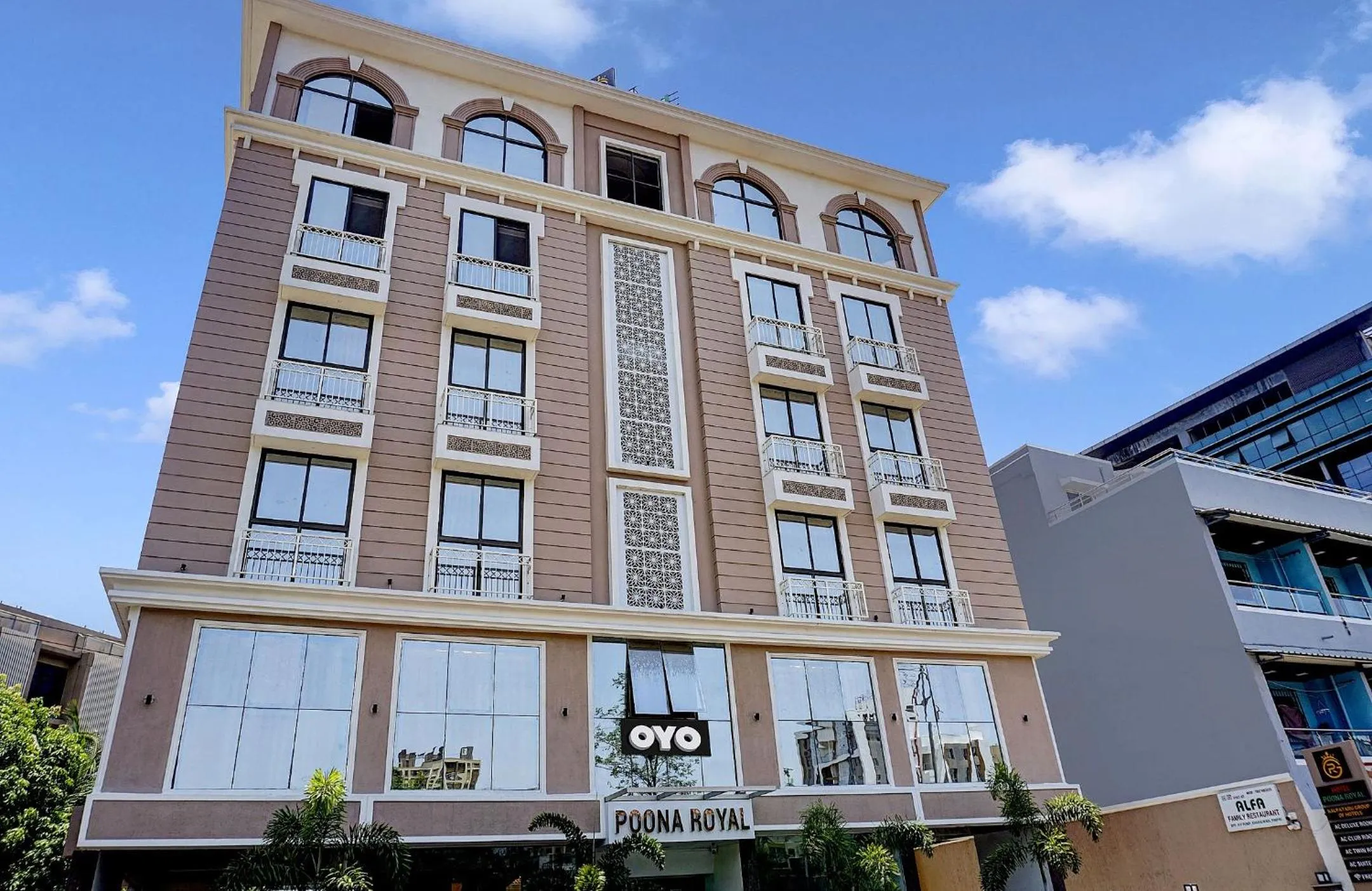Facade/entrance in Super Townhouse Poona Royal