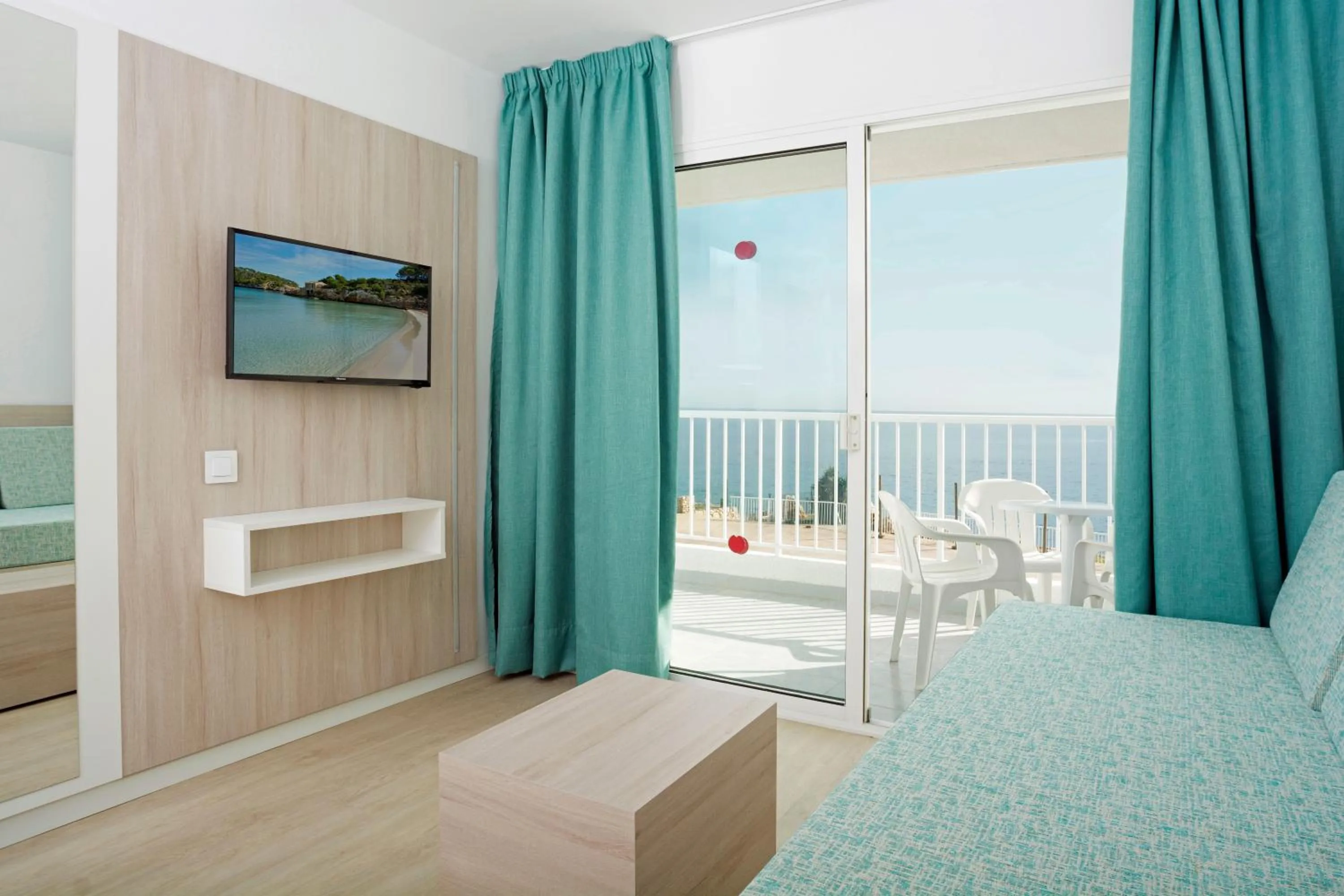 Photo of the whole room, Bed in HSM Calas Park