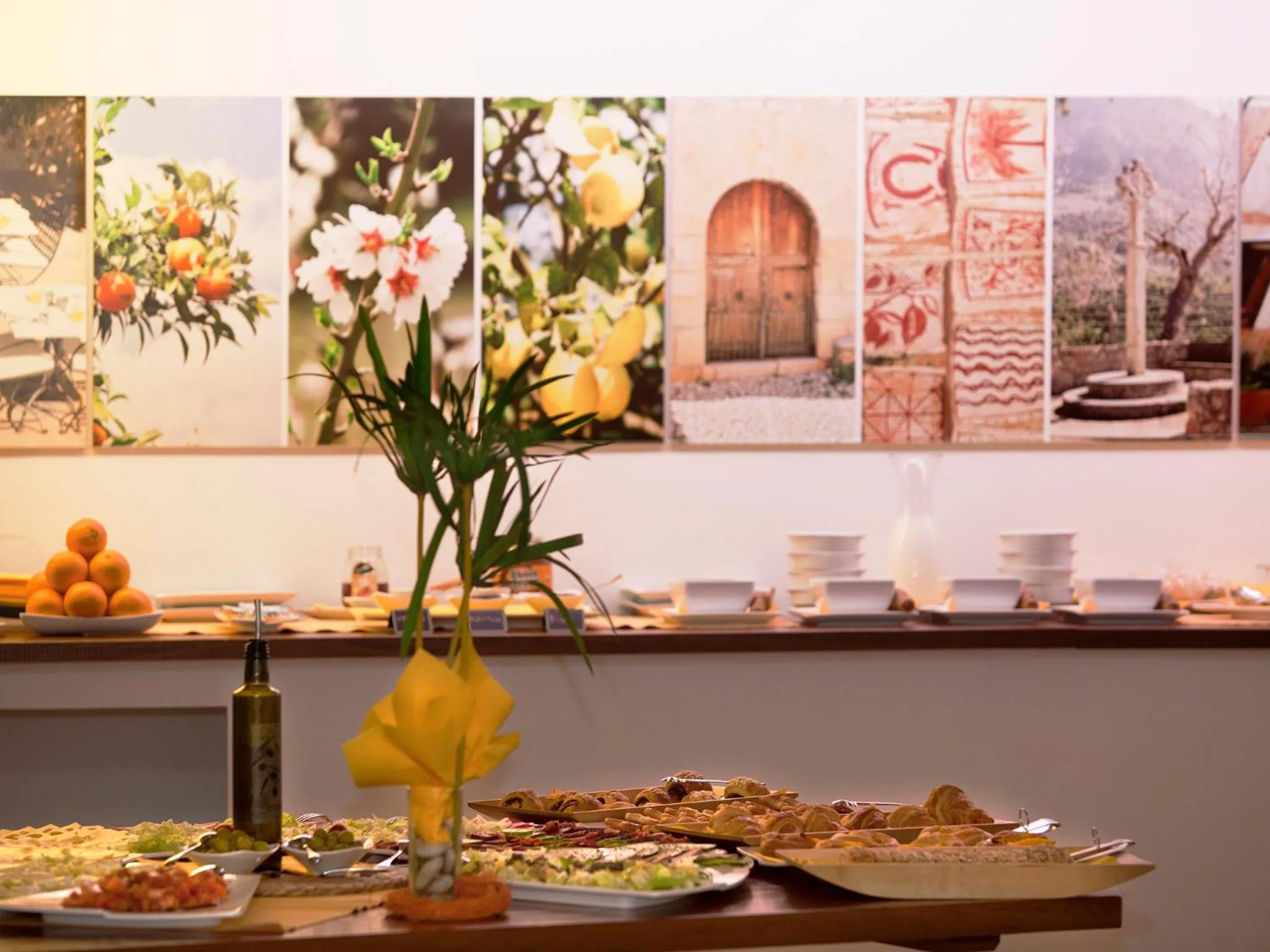 Food and drinks in Fornalutx Petit Hotel - Bed & Breakfast