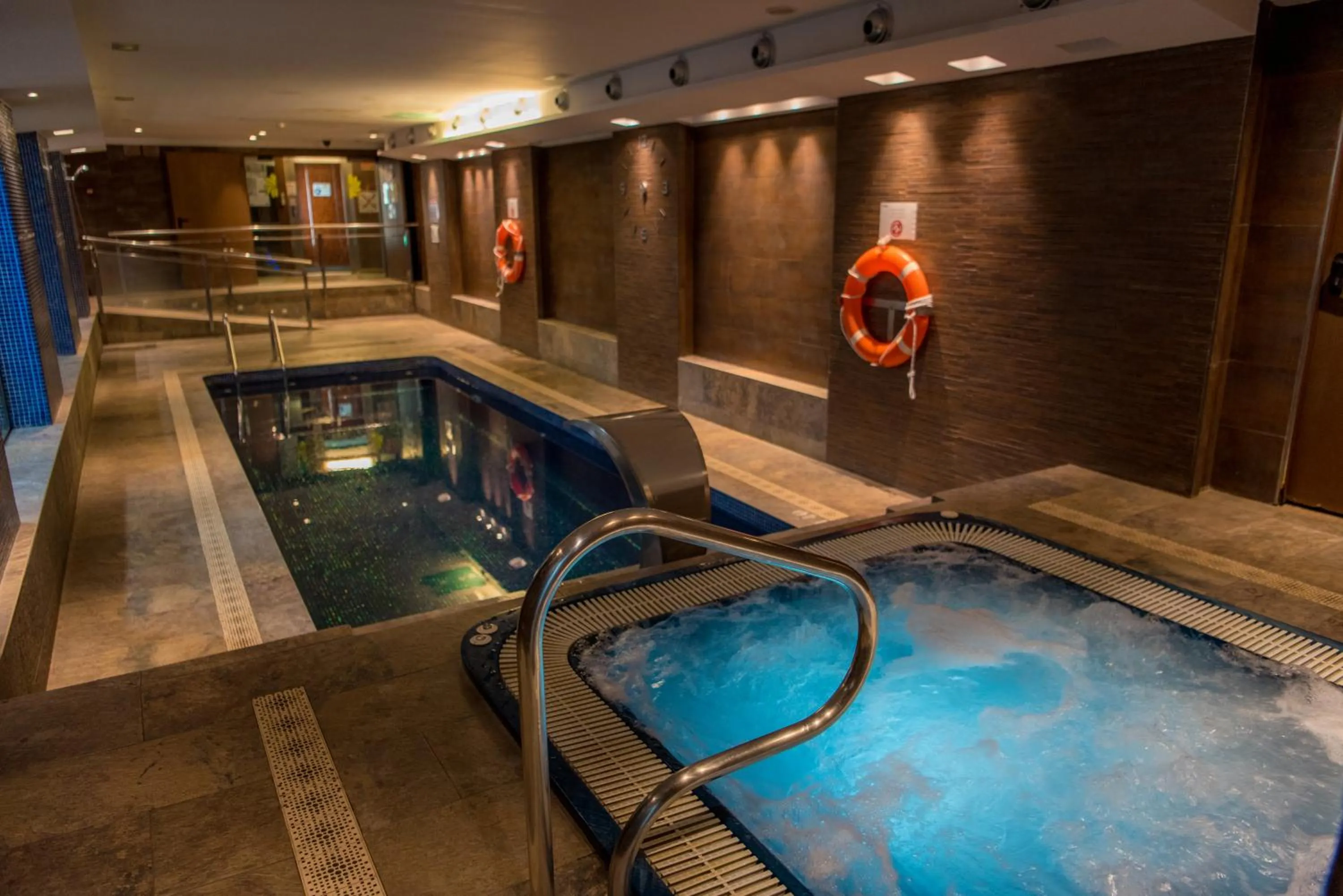 Hot Tub in Hotel Acacias Suites & Spa