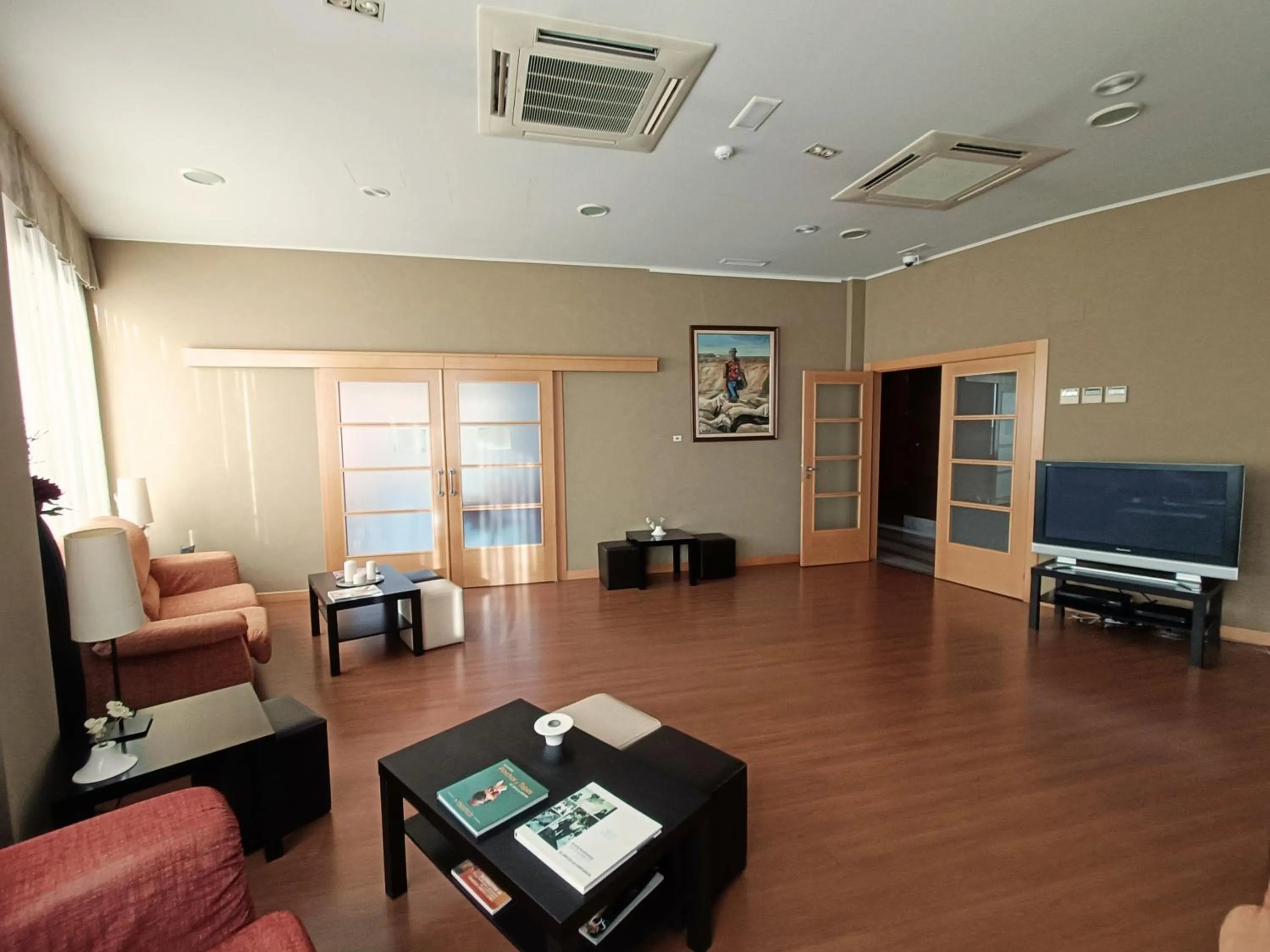 Communal lounge/ TV room in Hotel Palacio Congresos