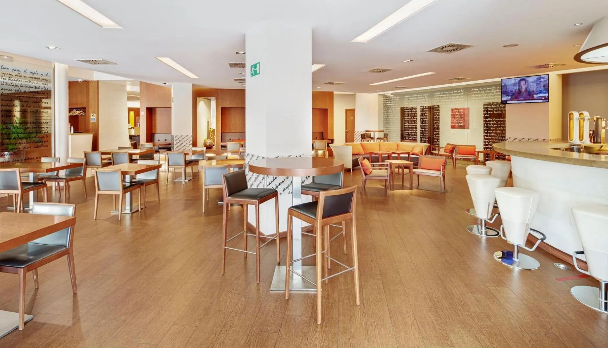 Lounge or bar in Sercotel Valladolid