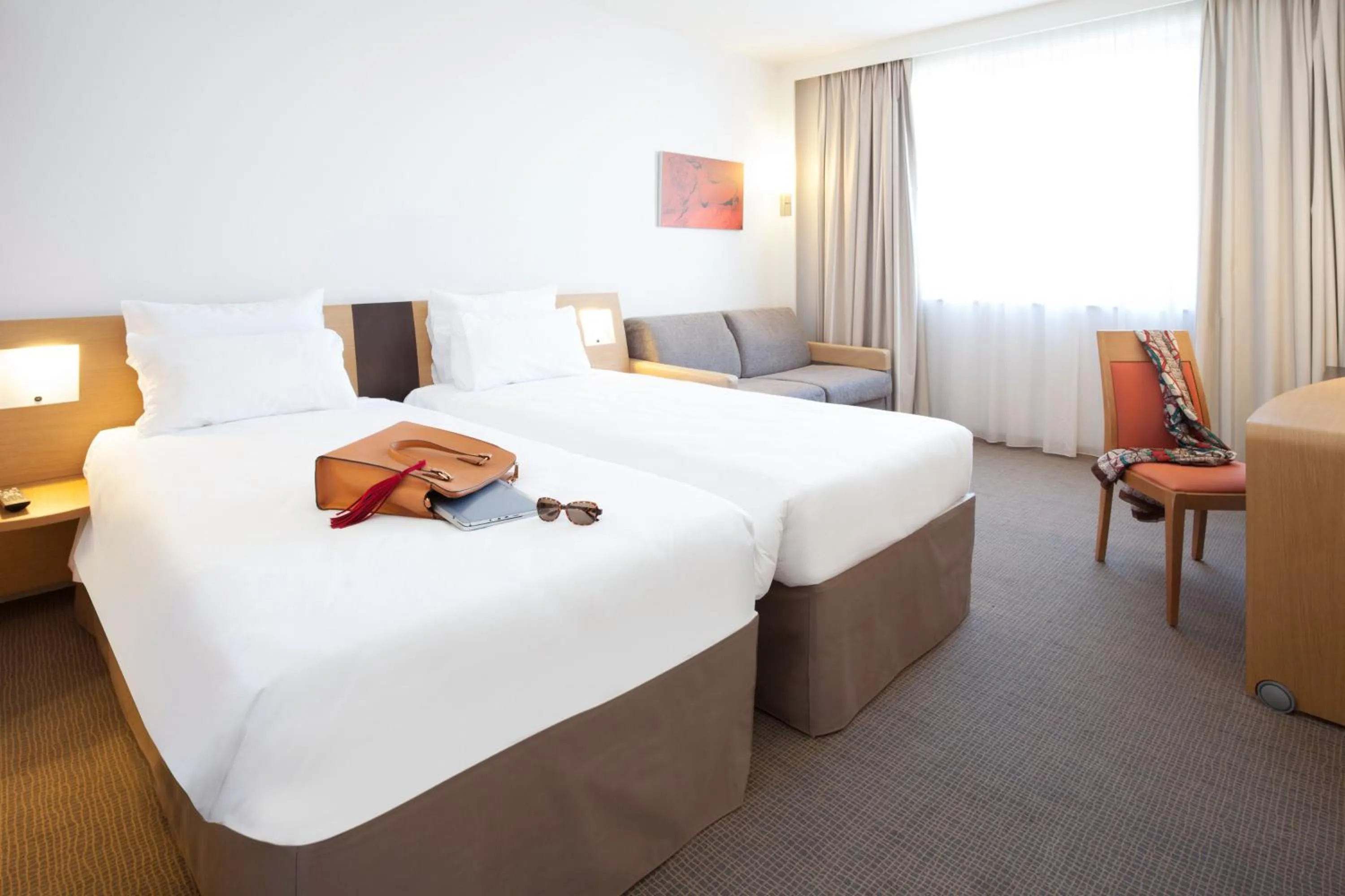 Photo of the whole room, Bed in Sercotel Valladolid