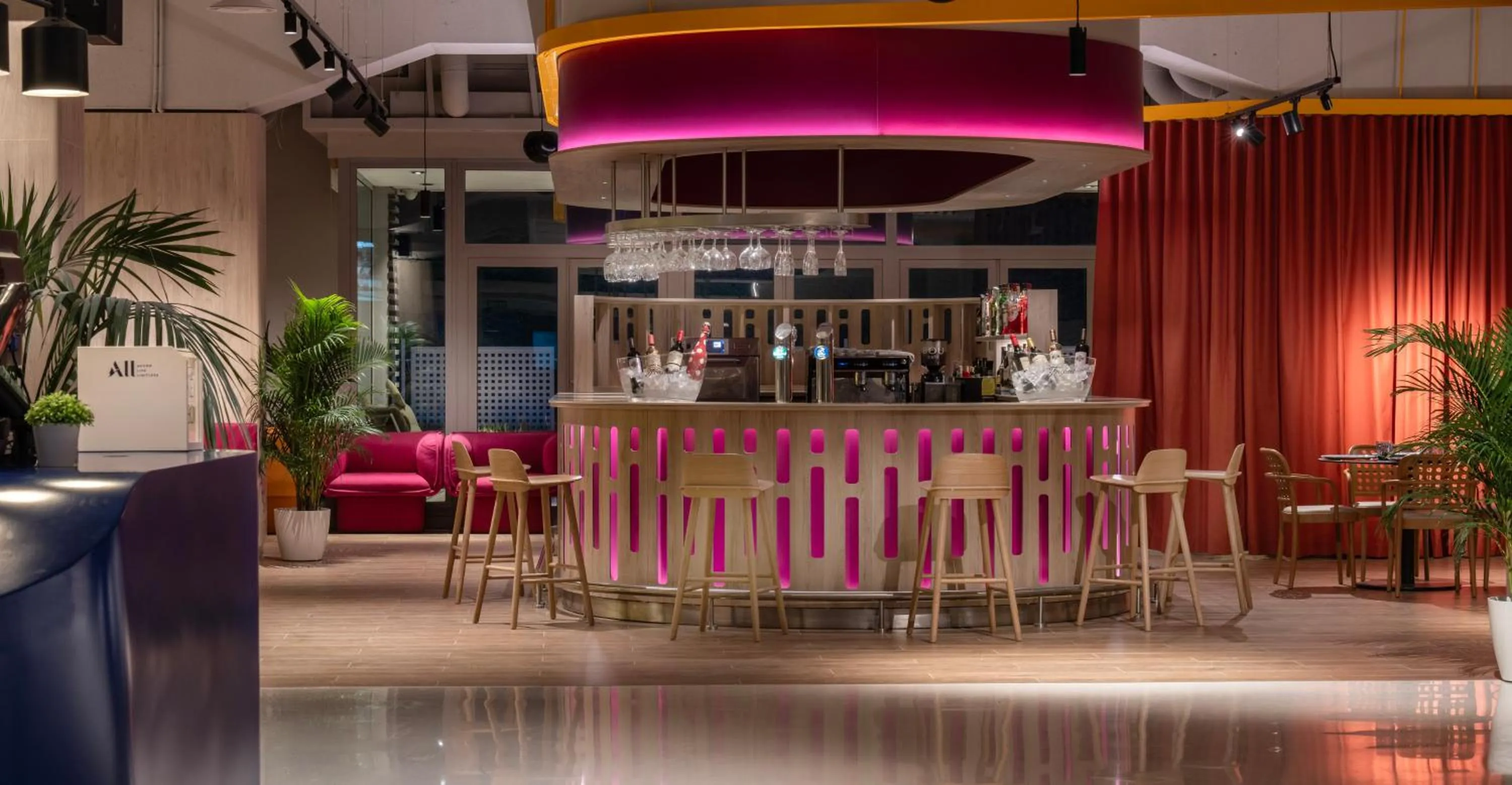Lounge or bar in ibis Styles Barcelona Sant Joan Despi