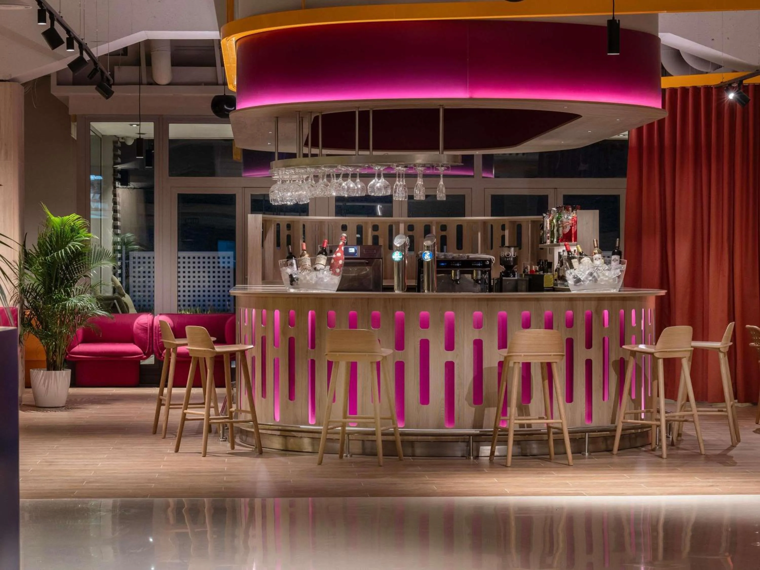 Lounge or bar in ibis Styles Barcelona Sant Joan Despi