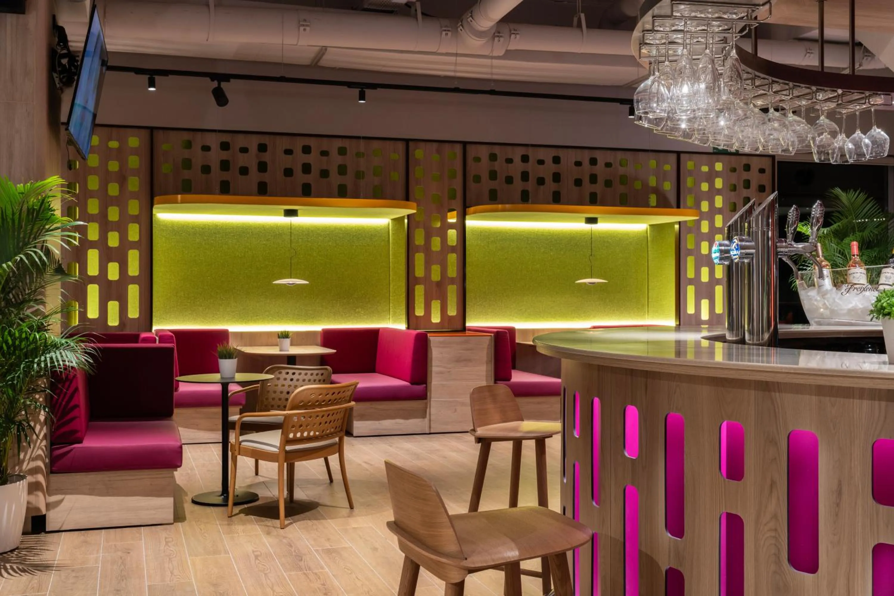 Lounge or bar in ibis Styles Barcelona Sant Joan Despi