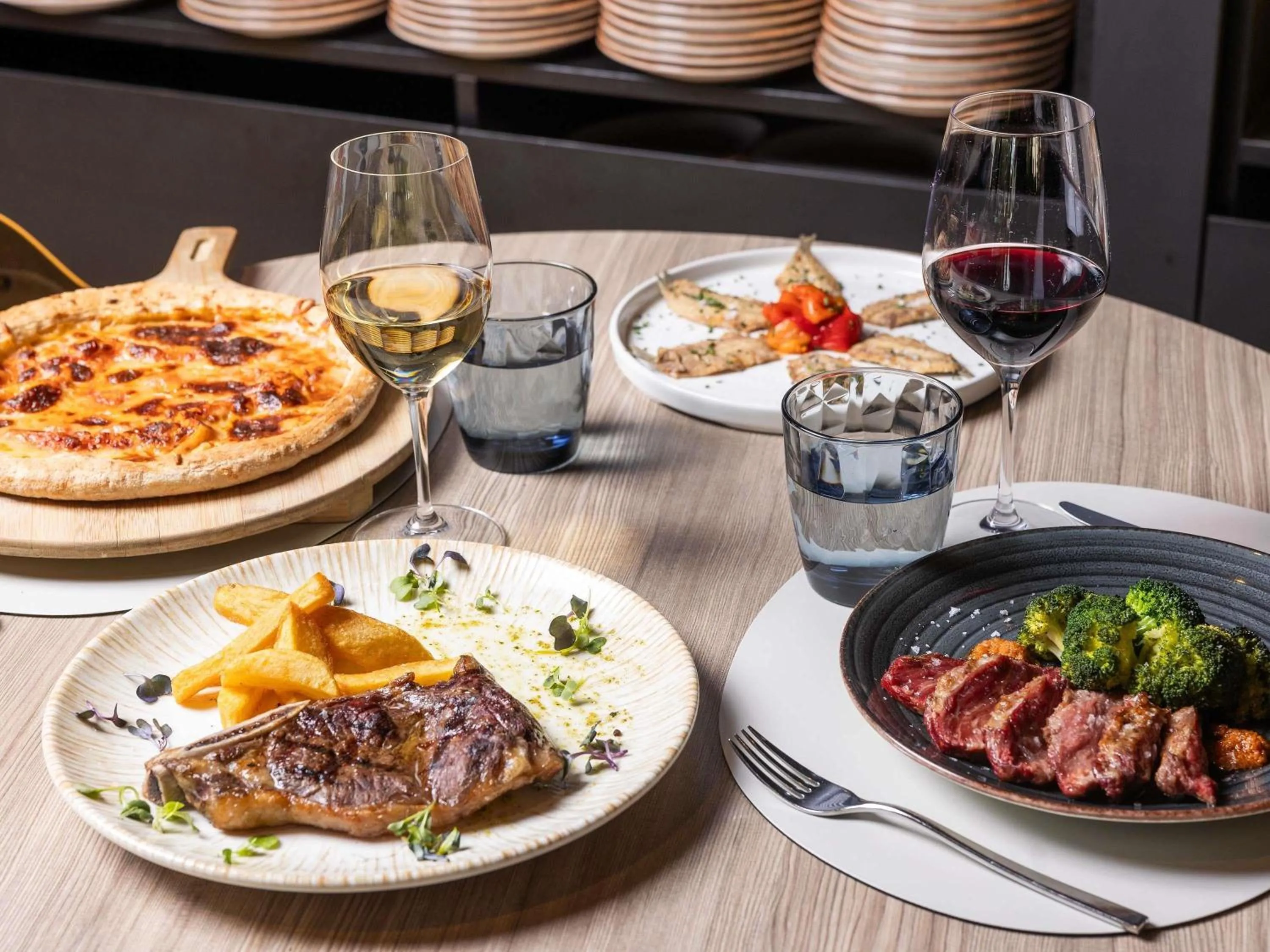 Restaurant/places to eat in Novotel Barcelona Cornellà