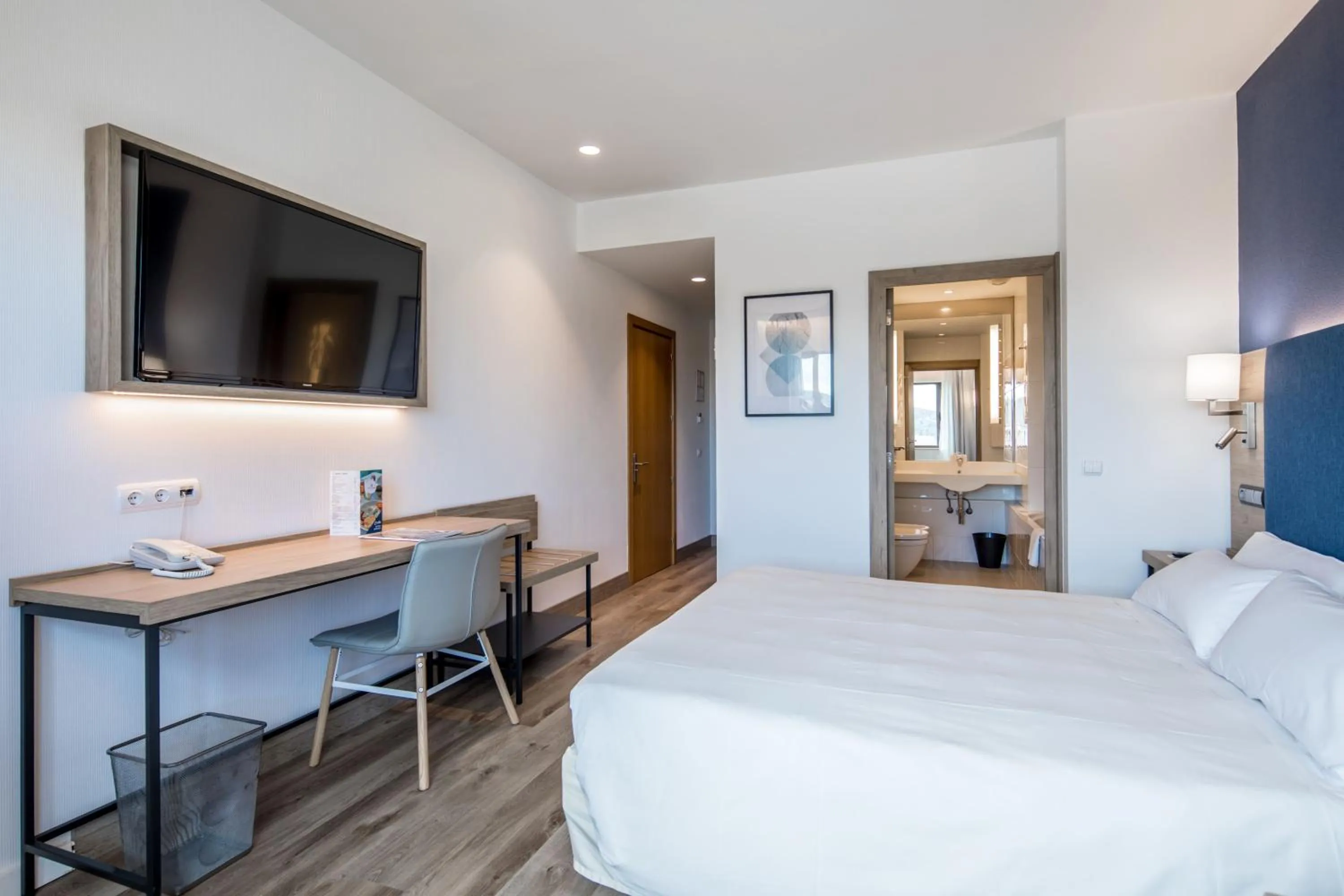 Bedroom, Bed in Hotel Puerta de Bilbao