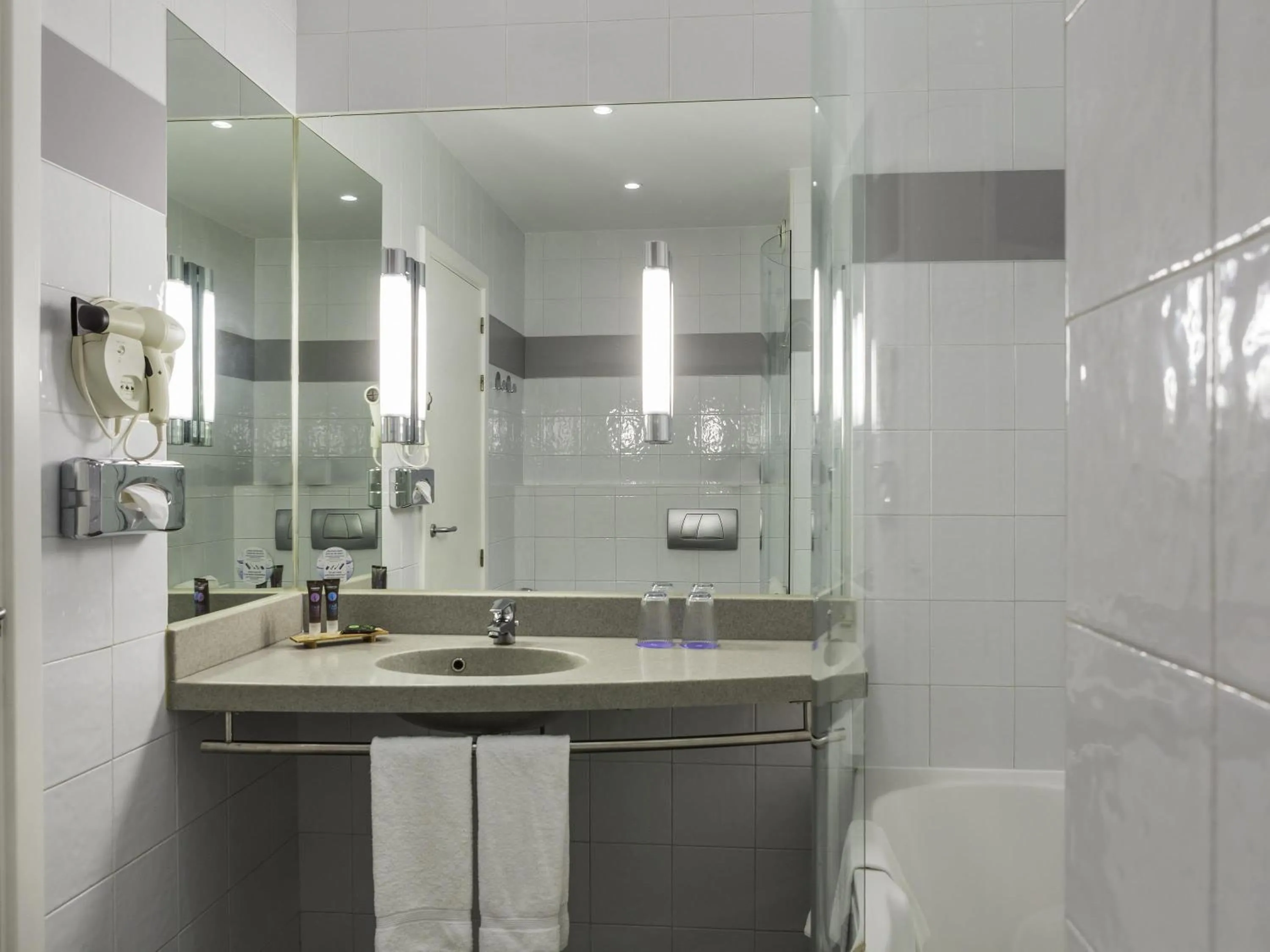 Bedroom in Novotel Sevilla