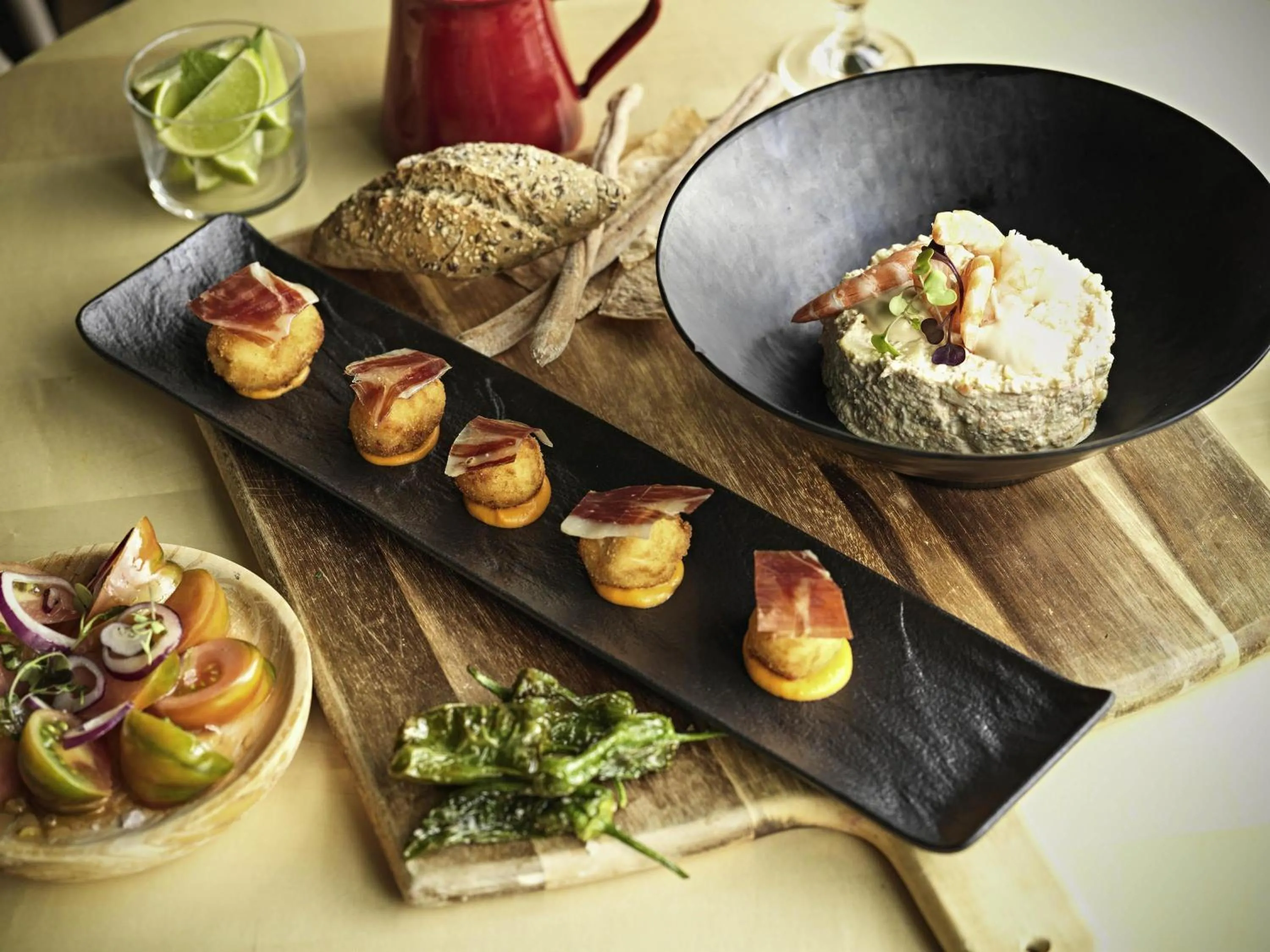 Restaurant/places to eat in Novotel Sevilla