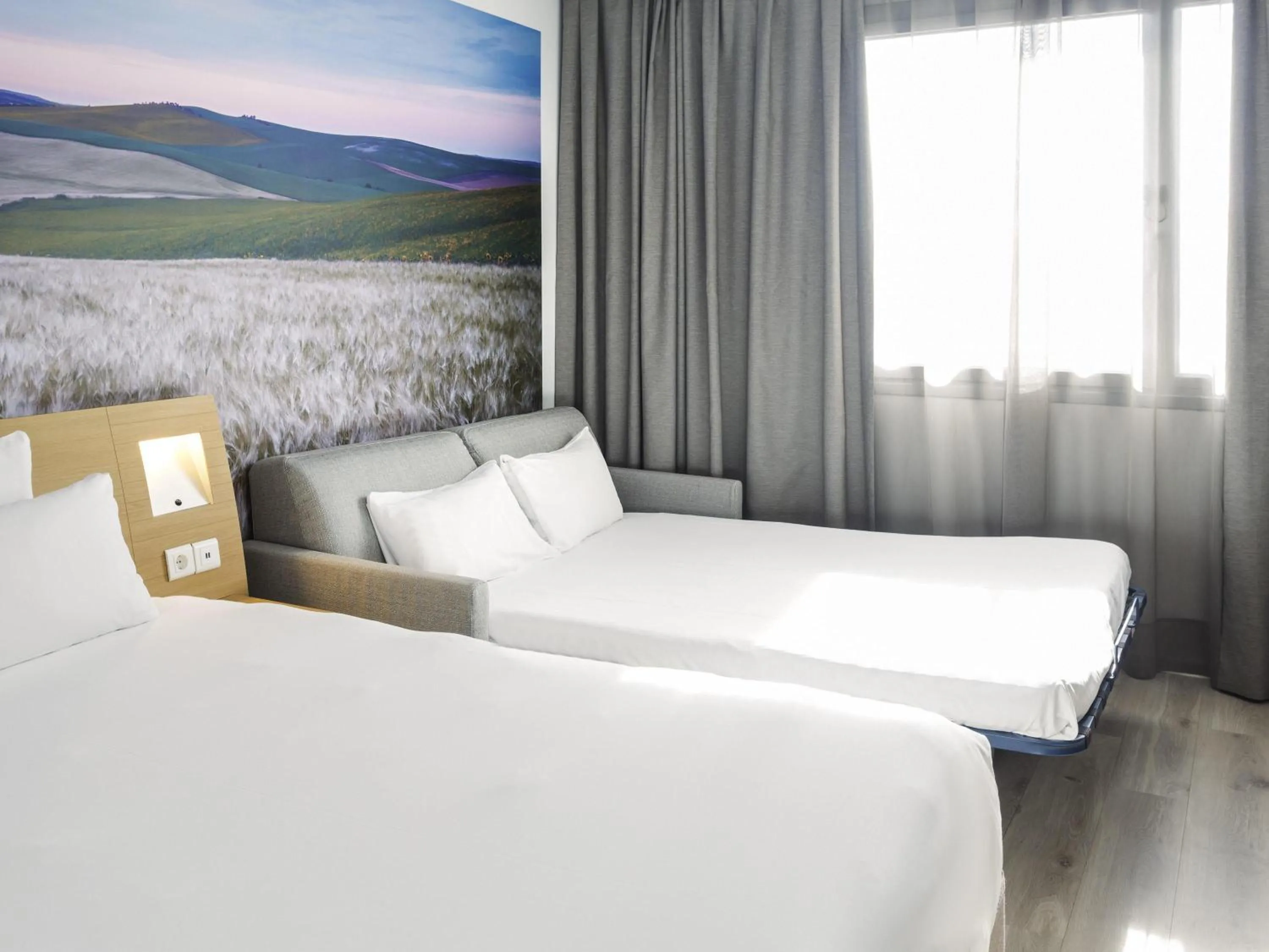 Bedroom, Bed in Novotel Sevilla