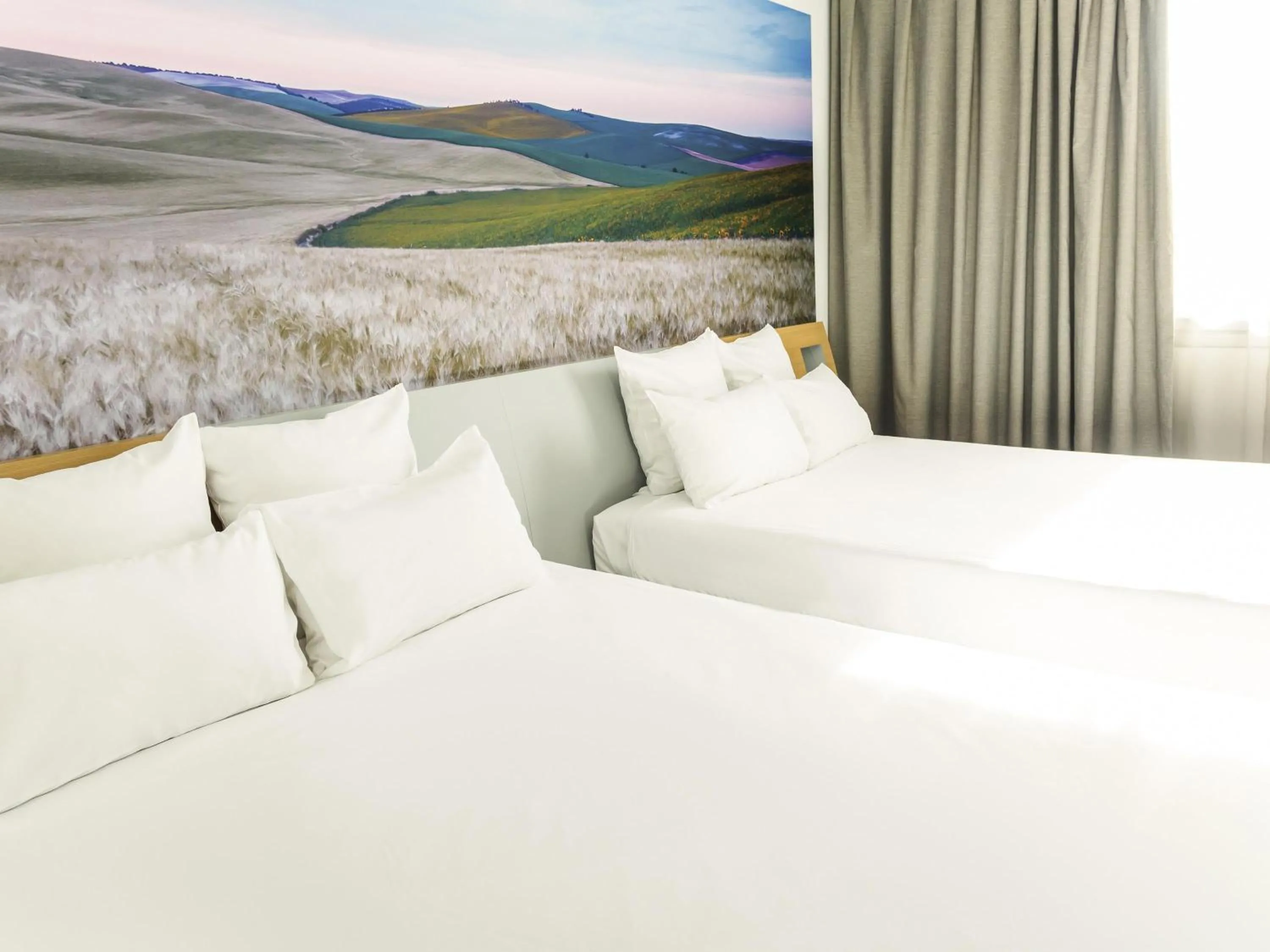 Bedroom, Bed in Novotel Sevilla