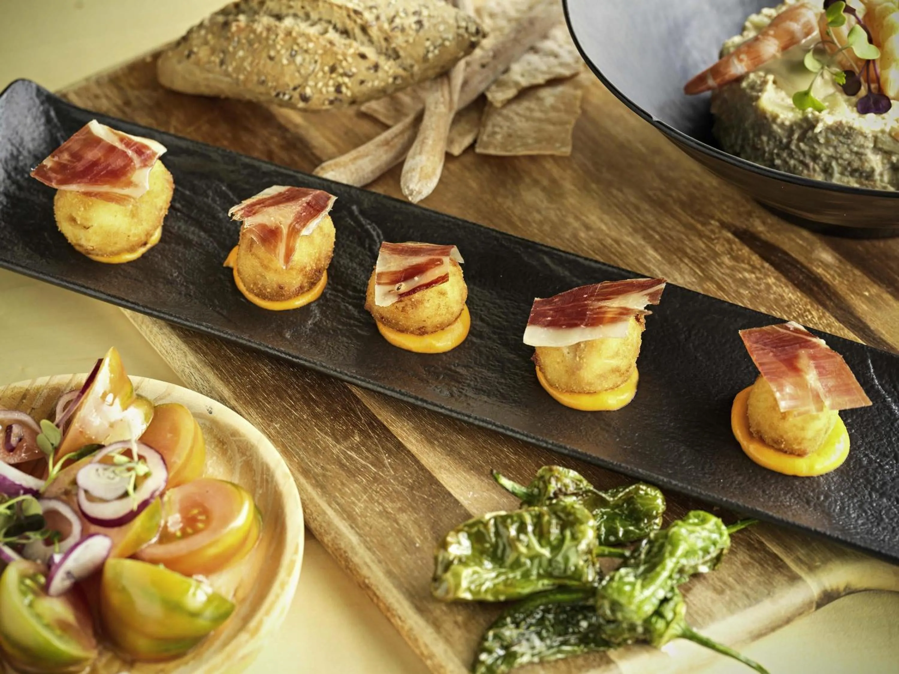 Restaurant/places to eat in Novotel Sevilla