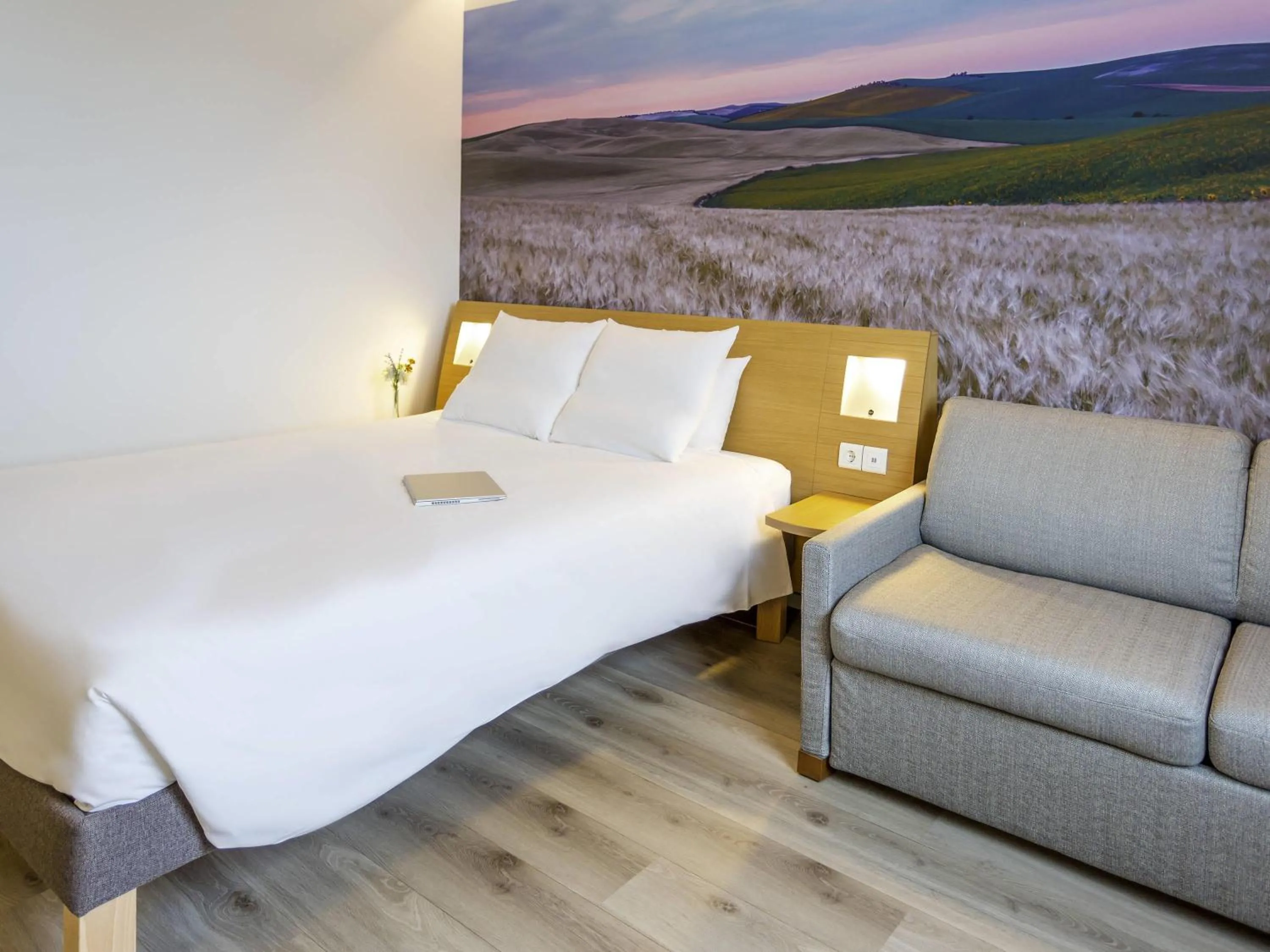 Bedroom, Bed in Novotel Sevilla