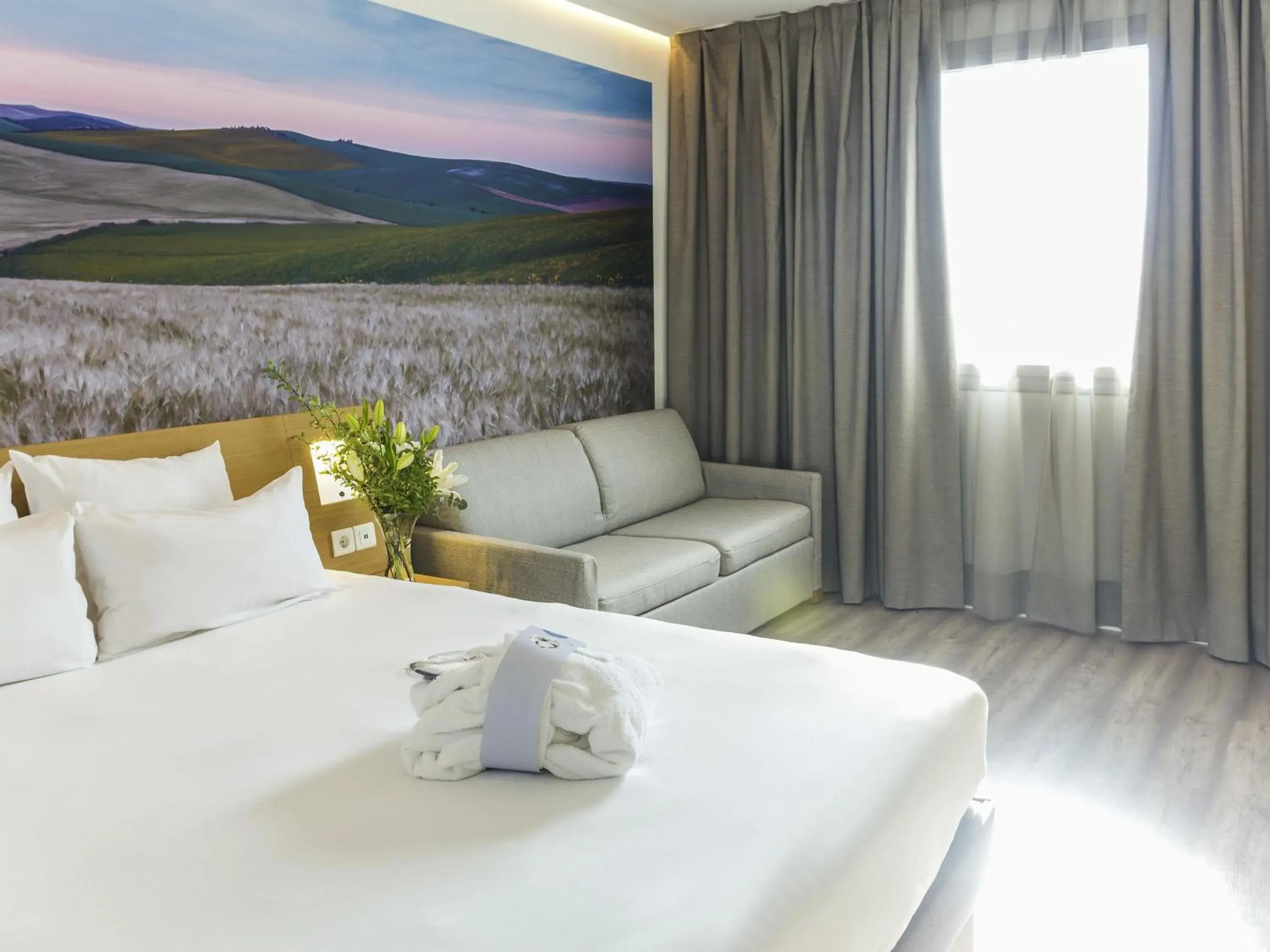 Executive Queen Room With Sofa Bed in Novotel Sevilla Executive Queen Room With Sofa Bed in Novotel Sevilla