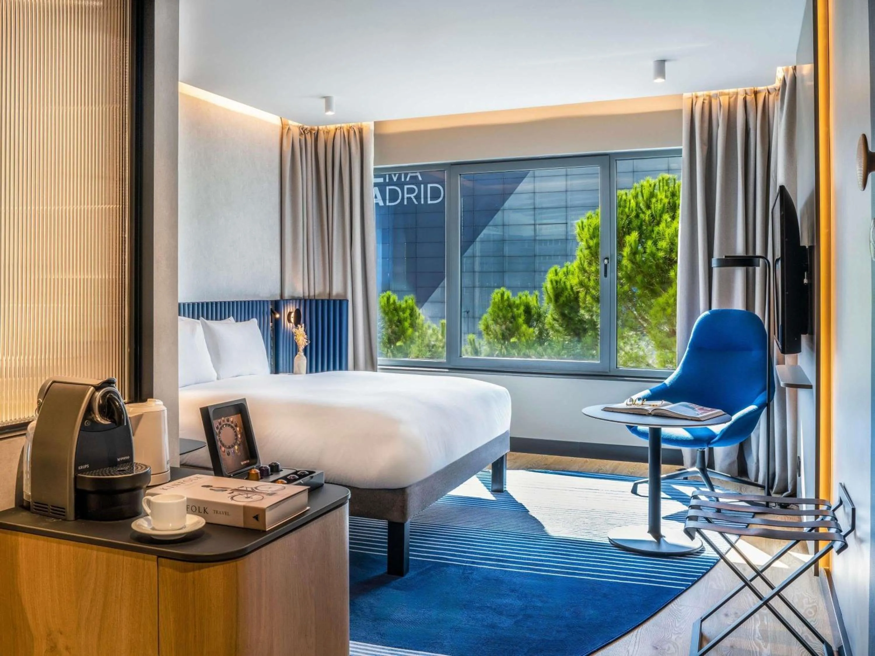 Property building, Bed in Novotel Campo De Las Naciones