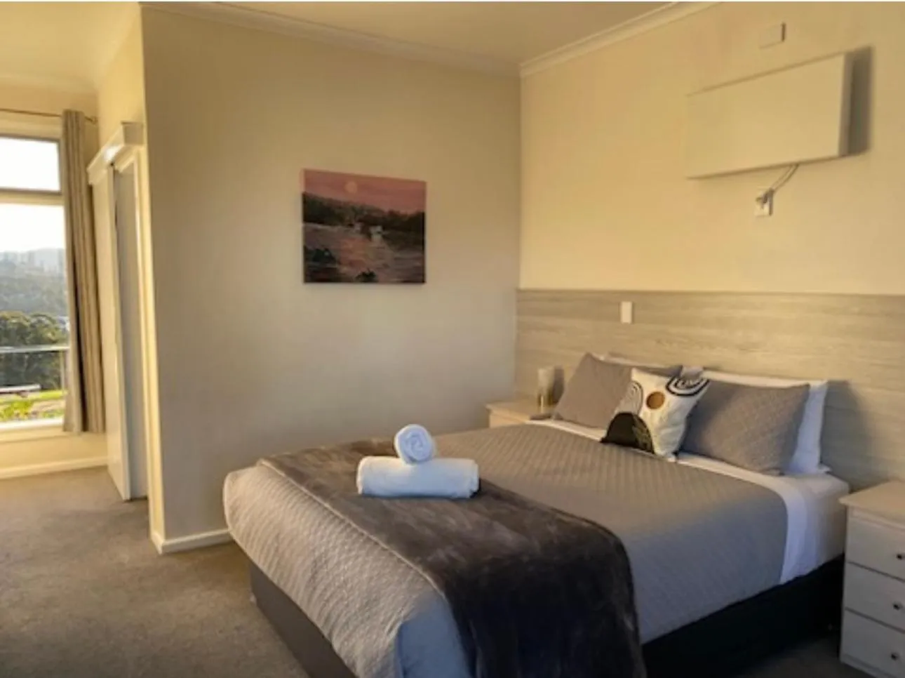 Bed in Norfolk Pines Motel