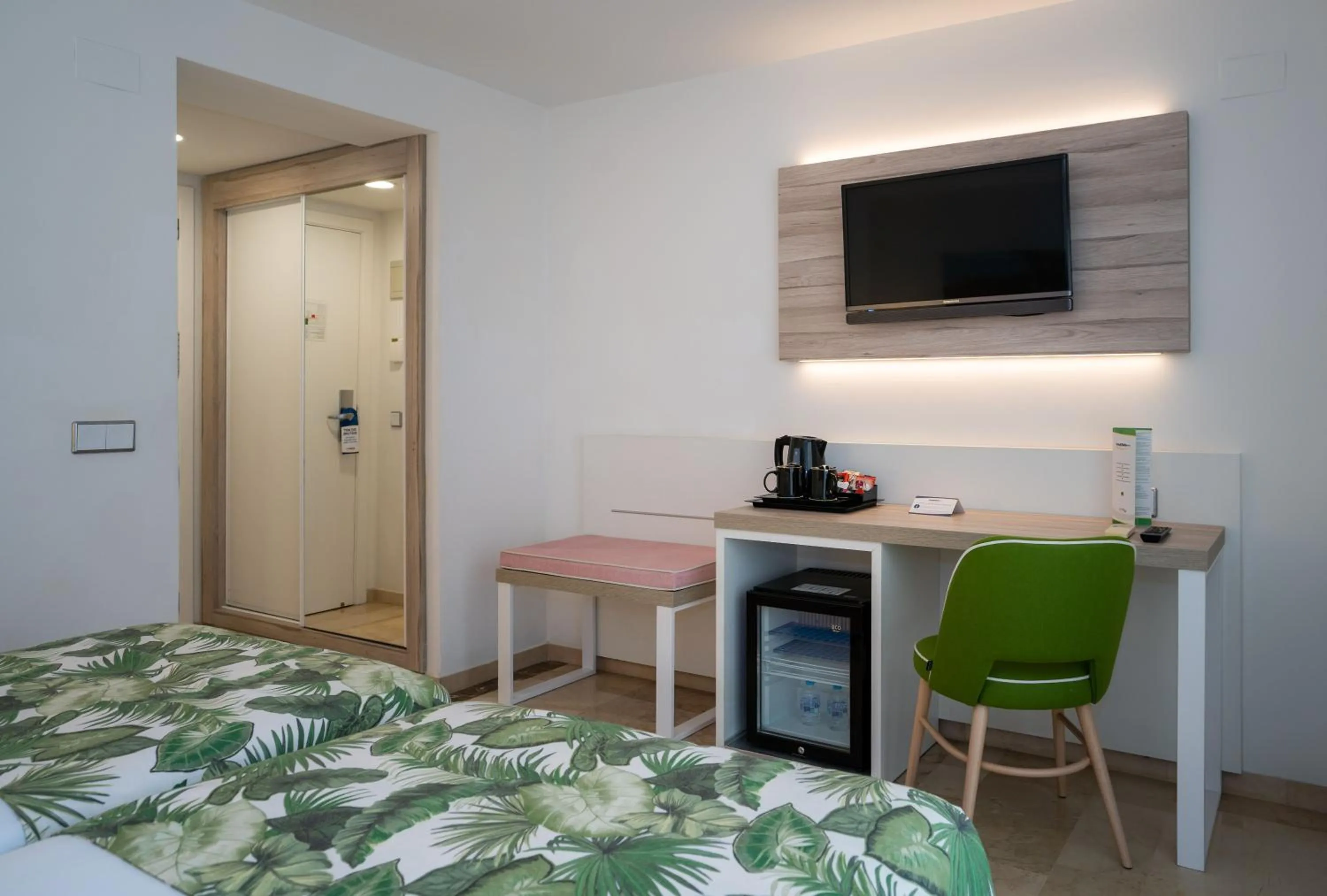 oven, Bed in The Agir Springs Hotel by Medplaya