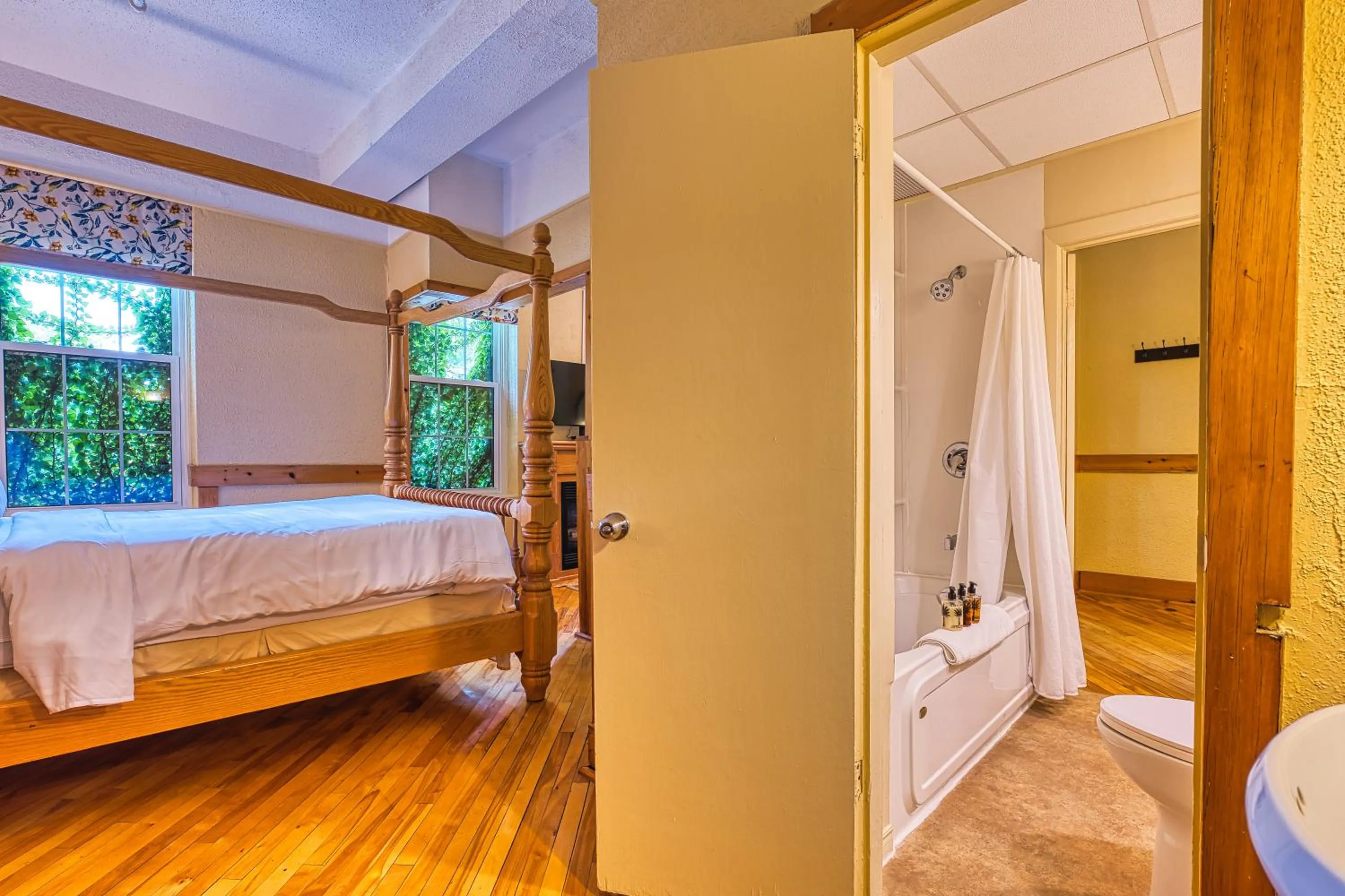 Bathroom, Bed in The Stratford Hotel by Hoco Hotels Collection