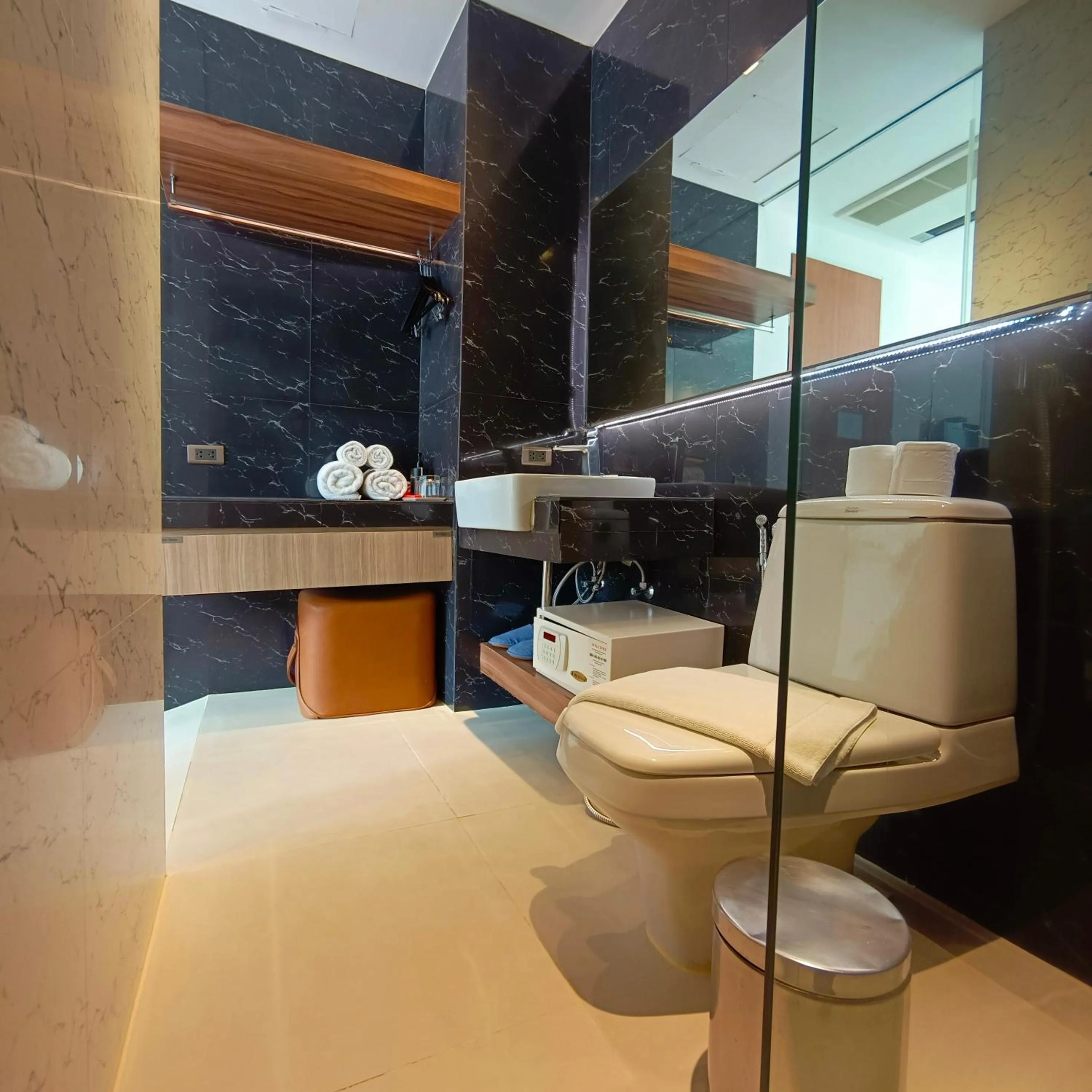 Bathroom in Uno Express