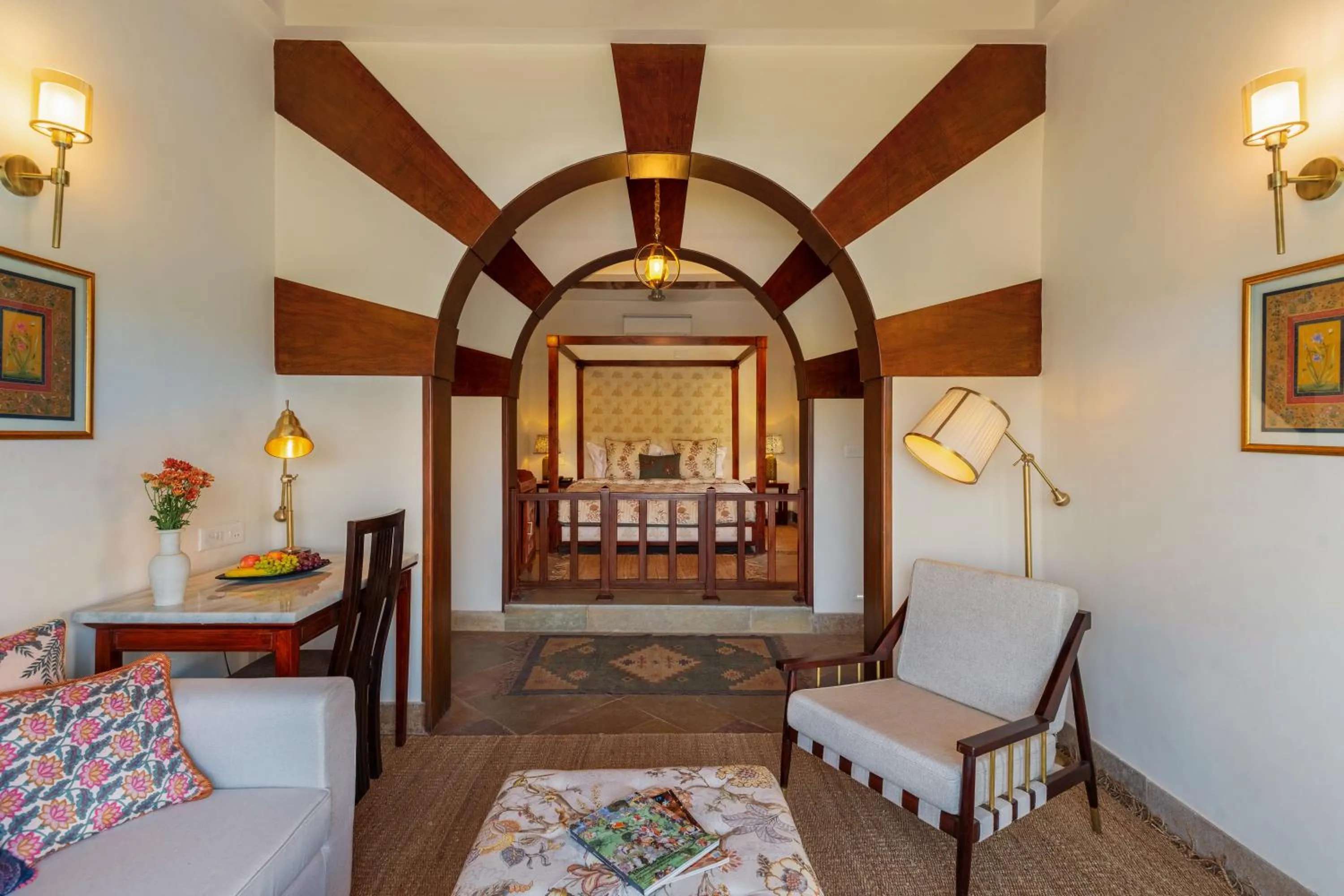 Seating area, Bed in Chunda Shikar Oudi