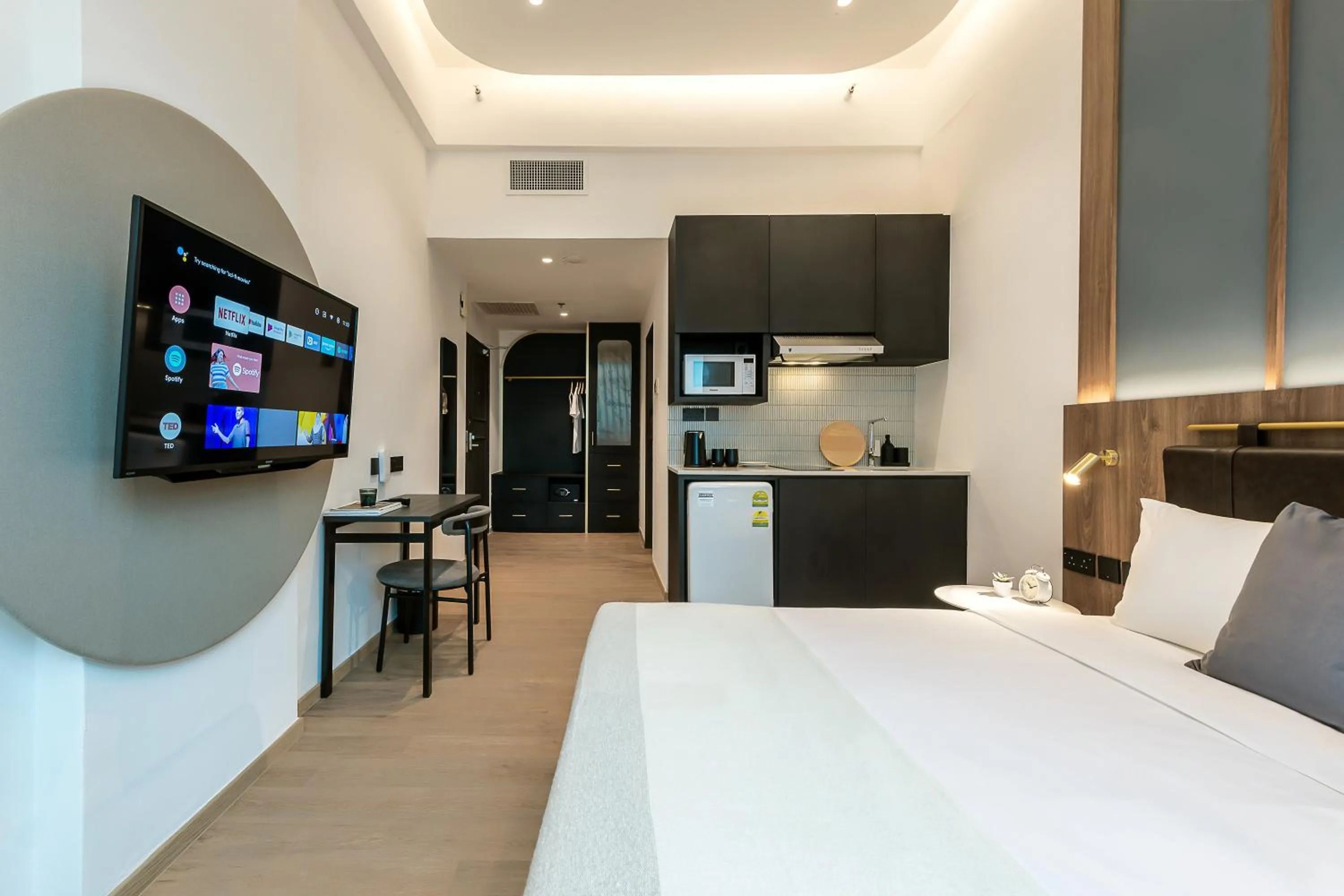 Kitchen or kitchenette, Bed in Owen House by Habyt